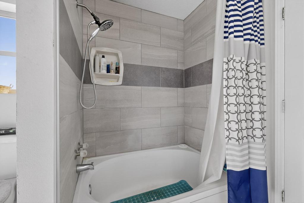 4049 Montreal Loop NE