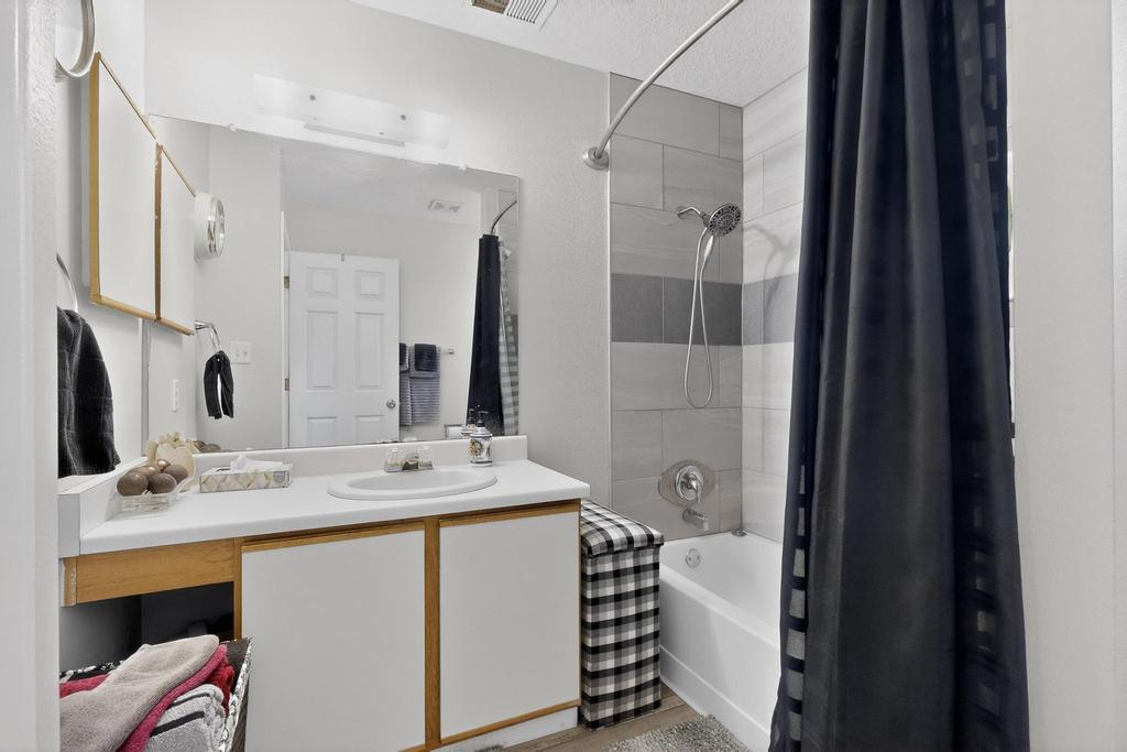 4049 Montreal Loop NE