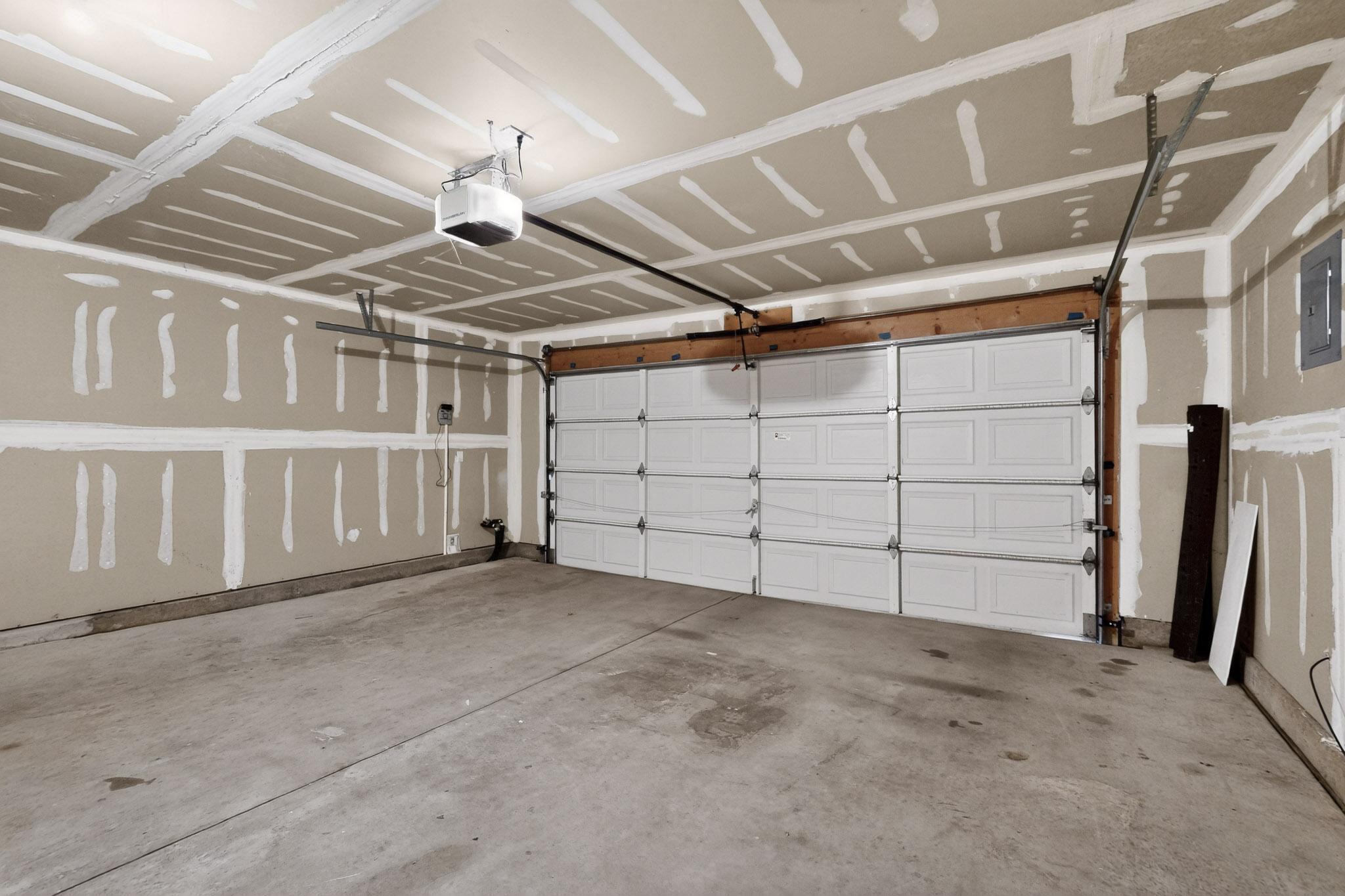 811 Bryce Canyon Street SE