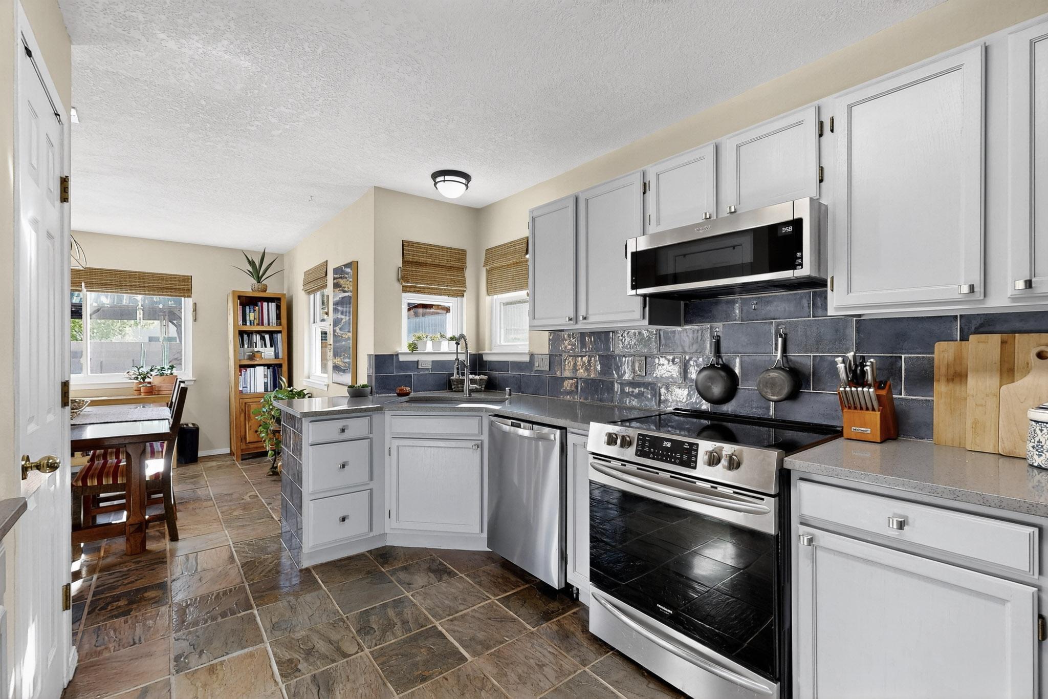 6604 Tierra Vista Avenue NW