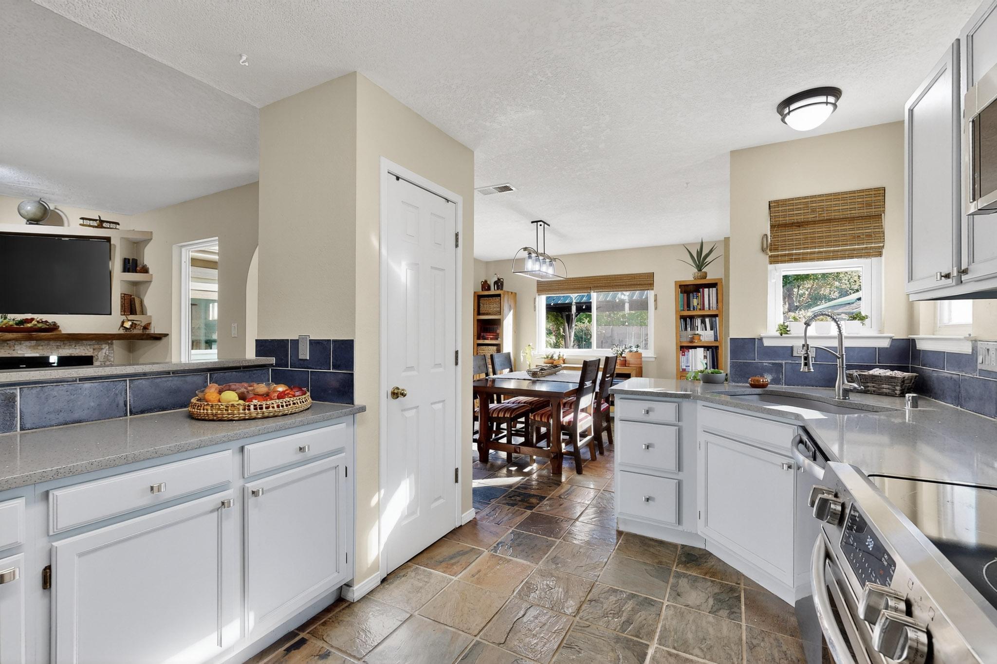 6604 Tierra Vista Avenue NW