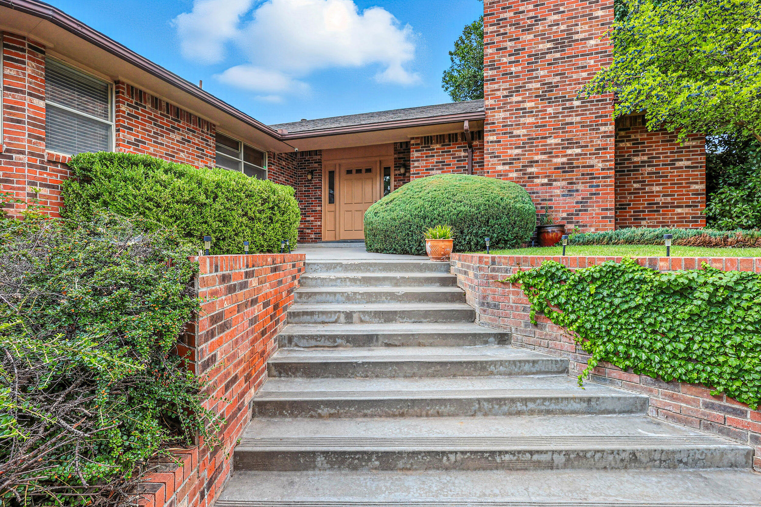 9801 Greenbrier Road NE