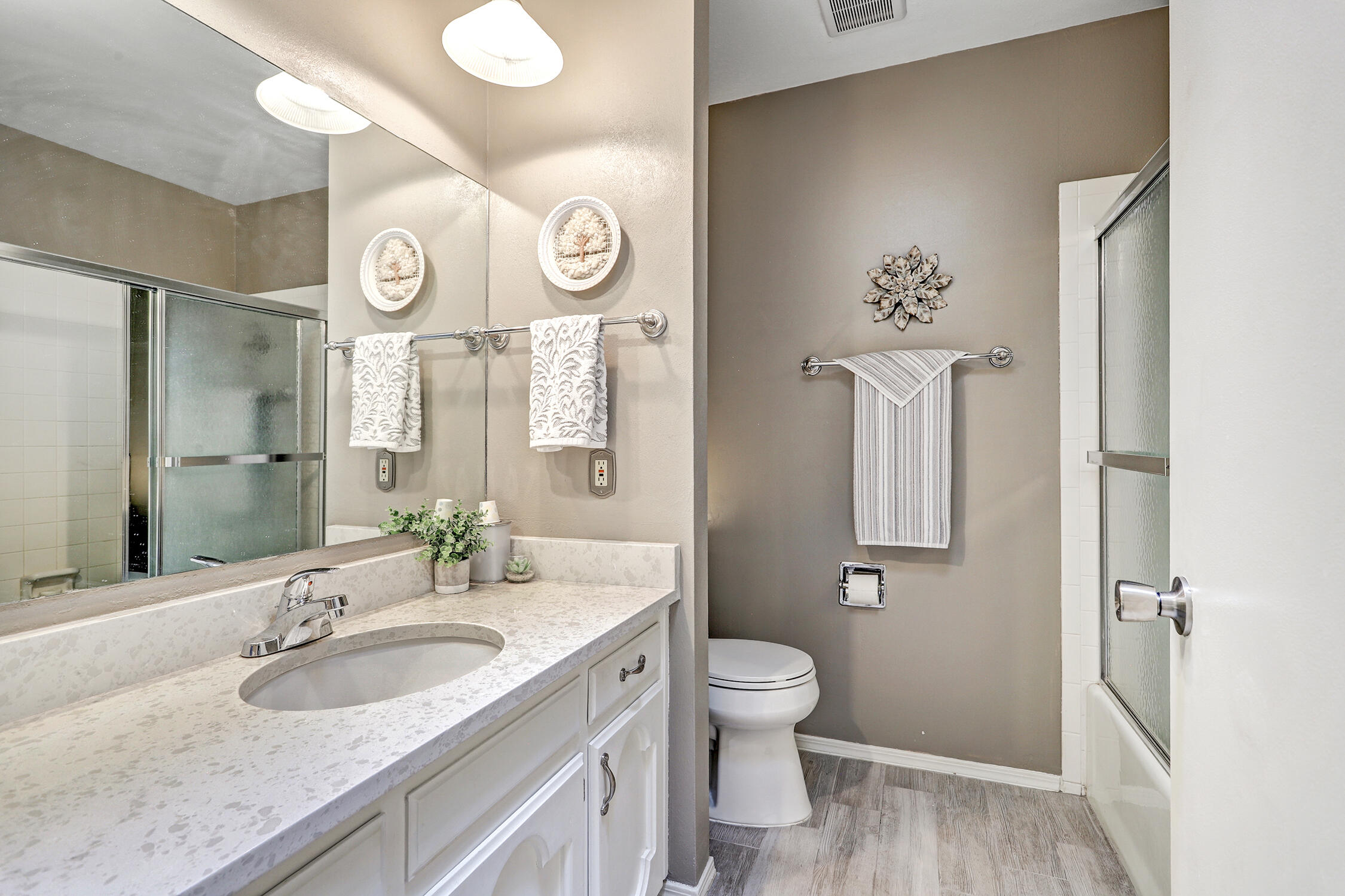 2001 Algodones Street NE