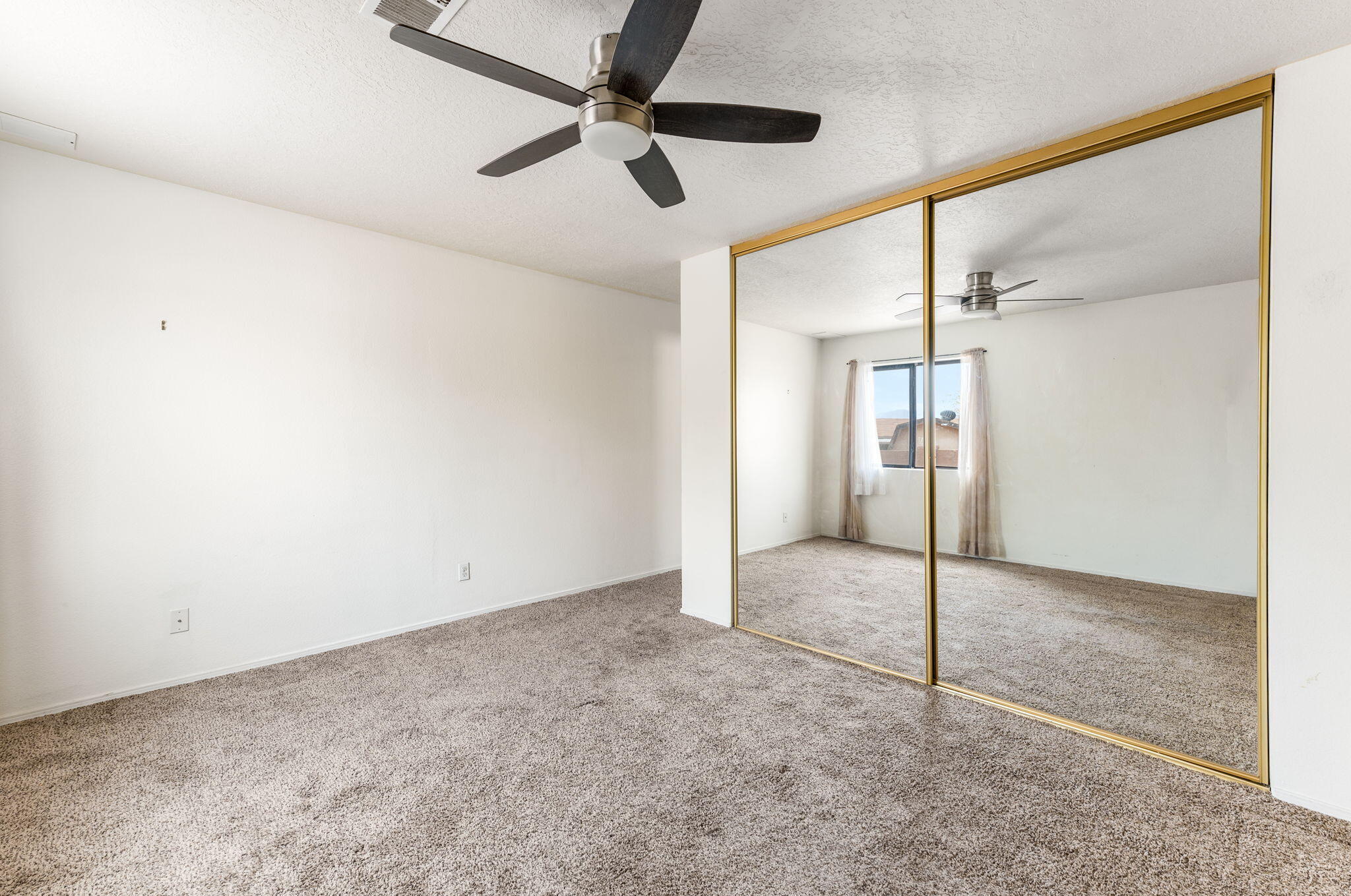 332 Sundt Court NE