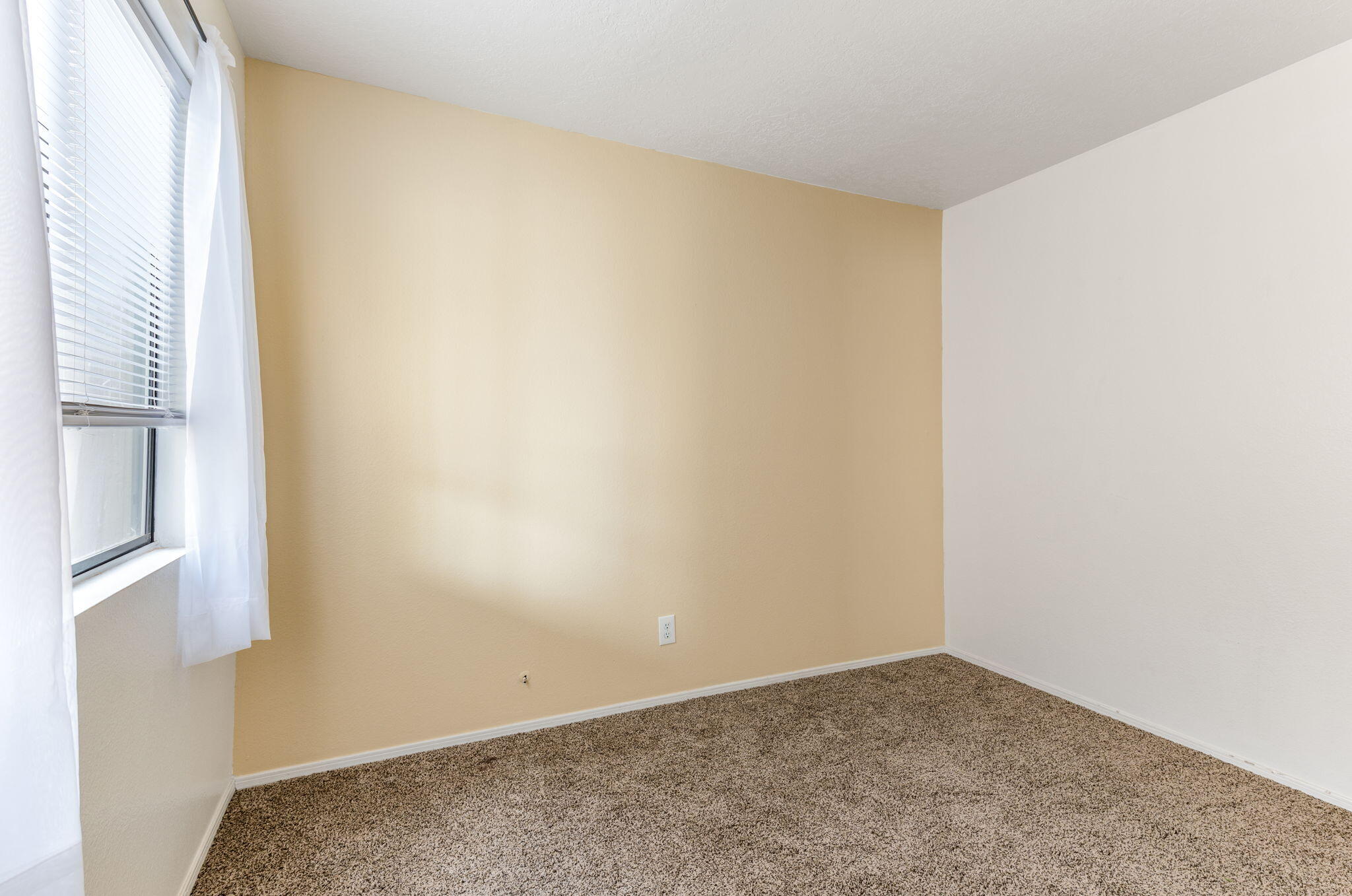 332 Sundt Court NE
