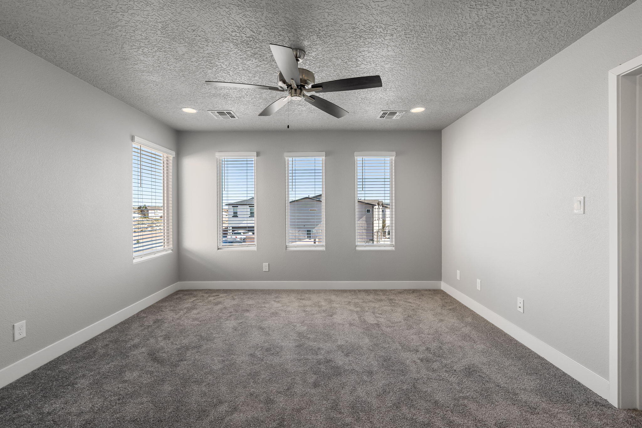 3652 Queen Court NE