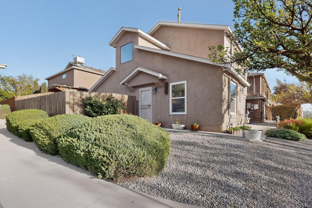 8632 Alta Loma Lane NE