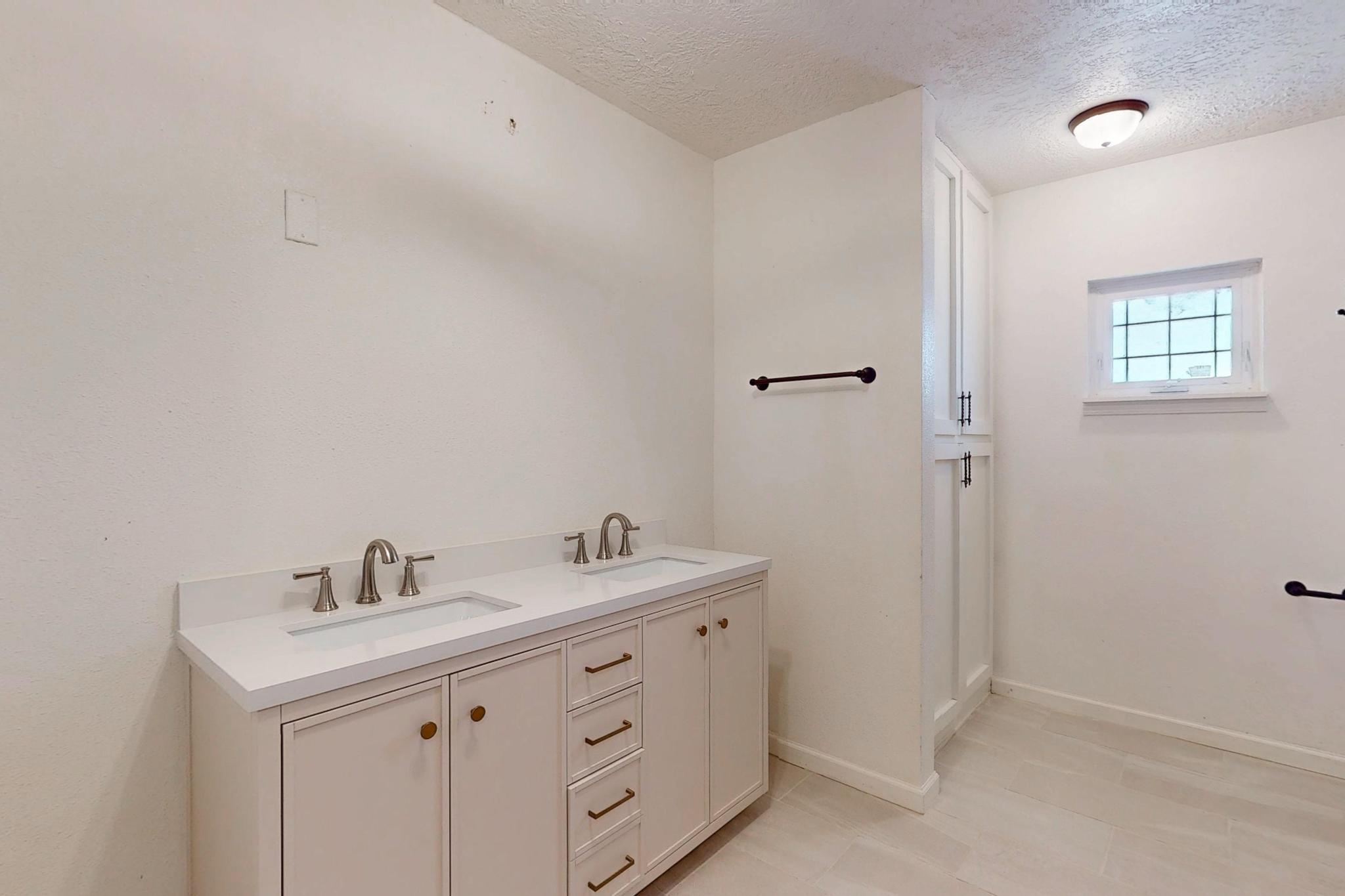 9207 Edith Boulevard NE