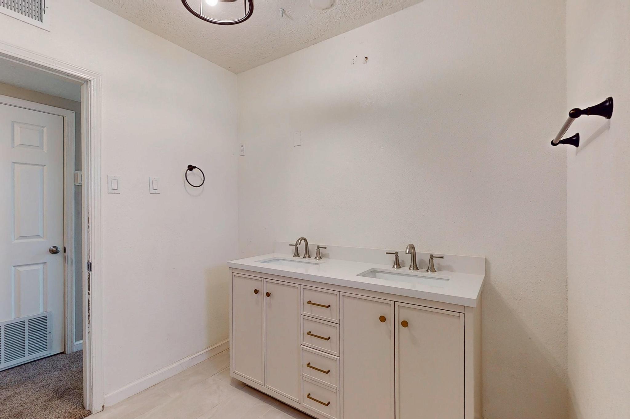 9207 Edith Boulevard NE