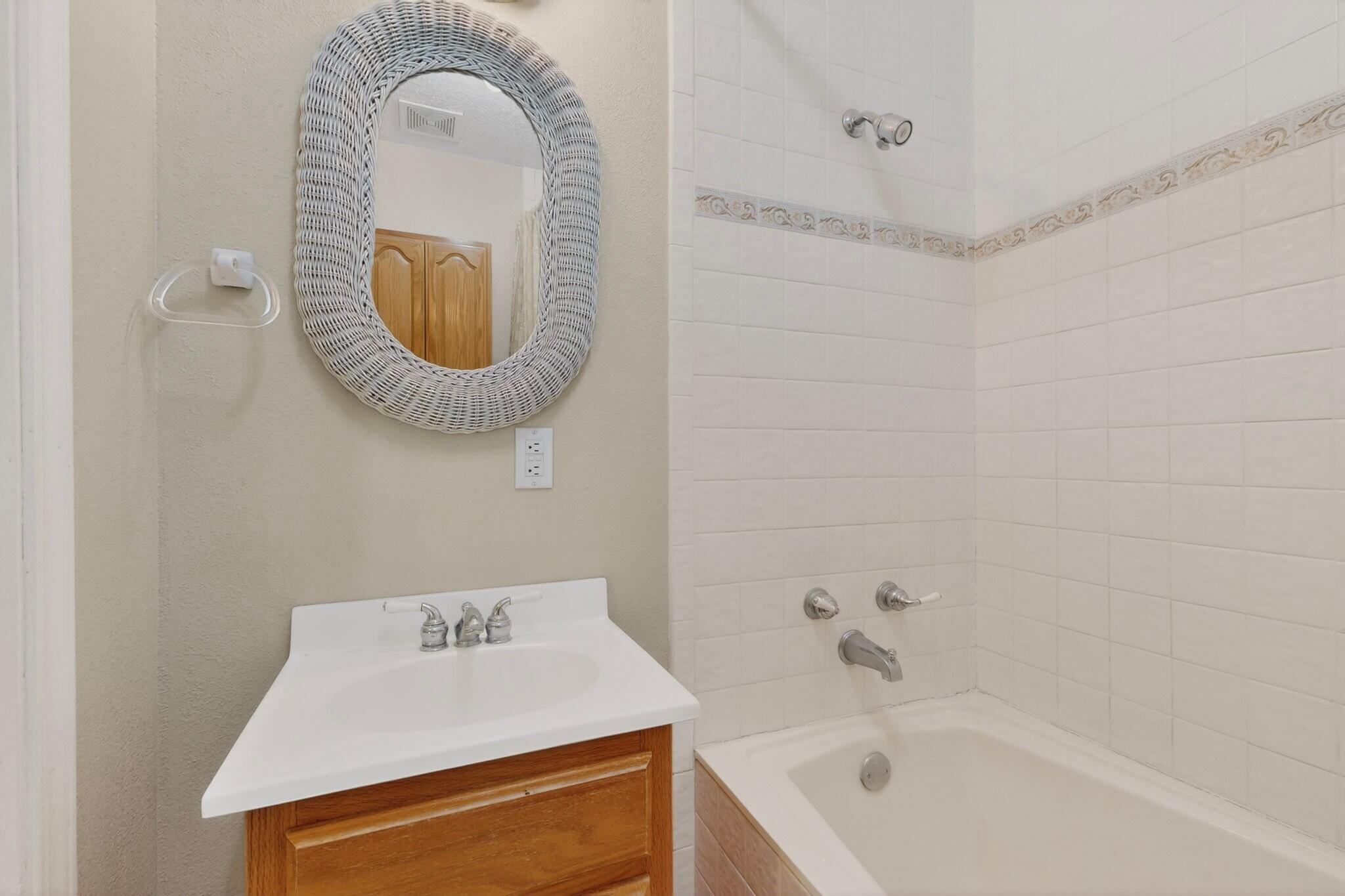 1512 Los Arboles Avenue NW