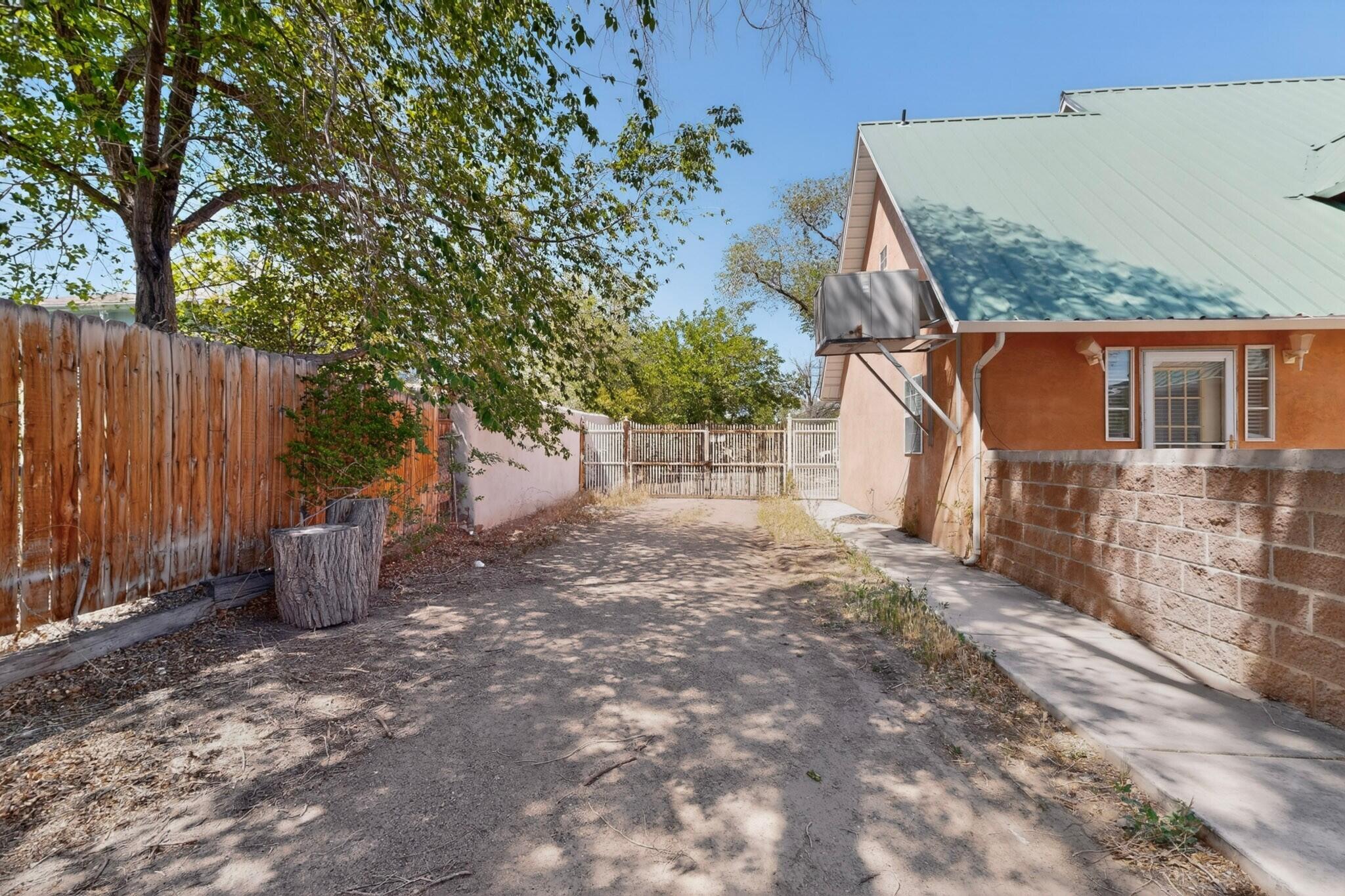 1512 Los Arboles Avenue NW