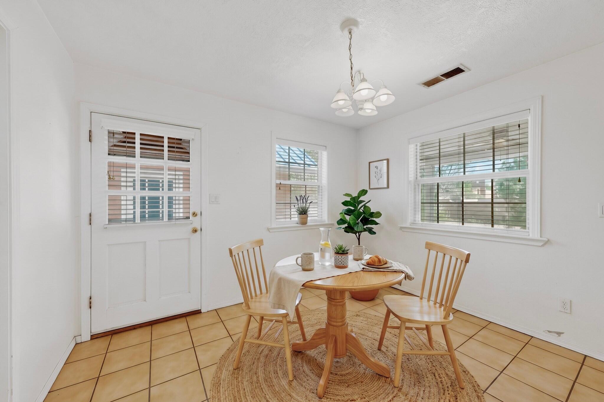 1512 Los Arboles Avenue NW