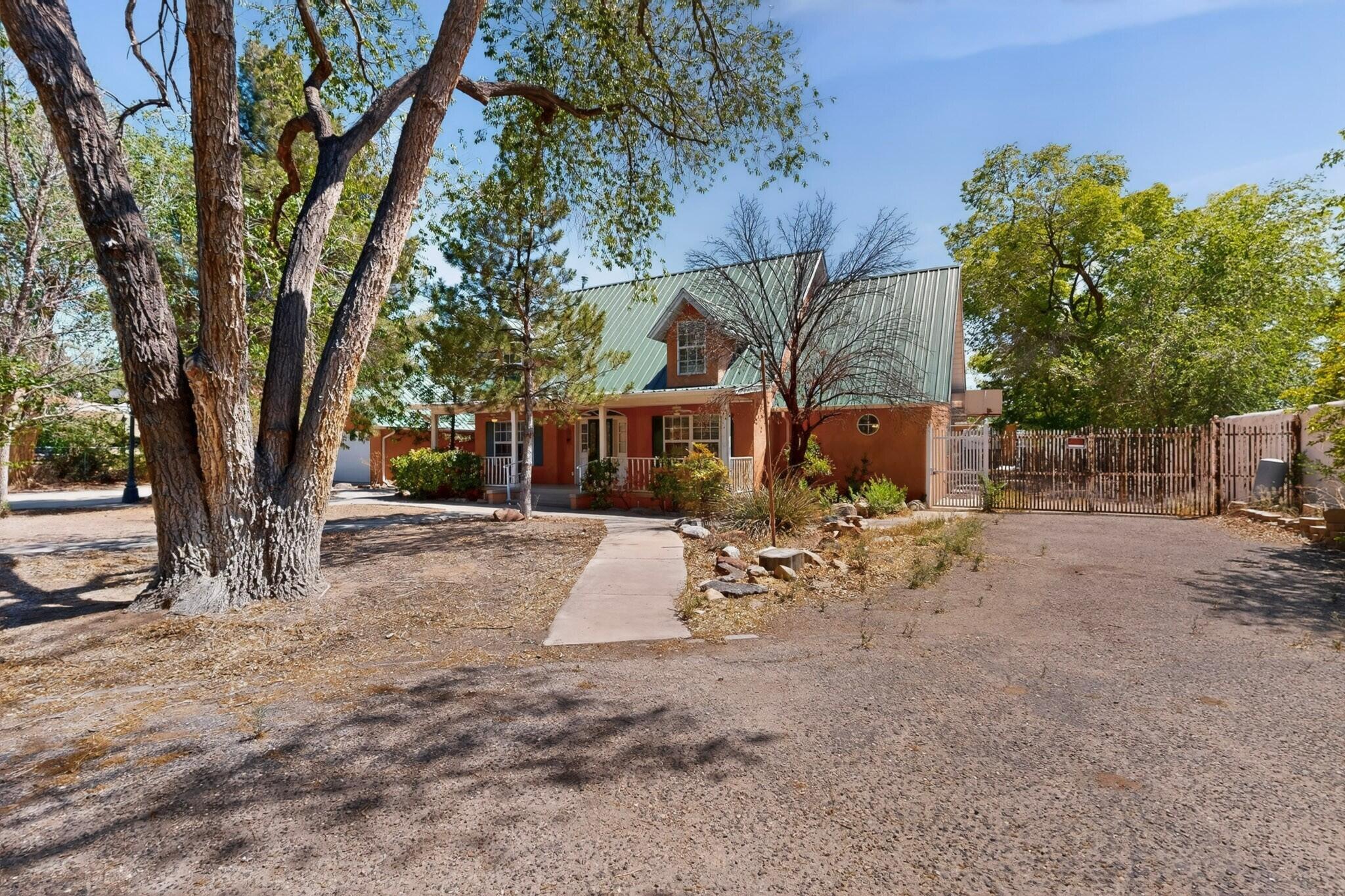 1512 Los Arboles Avenue NW