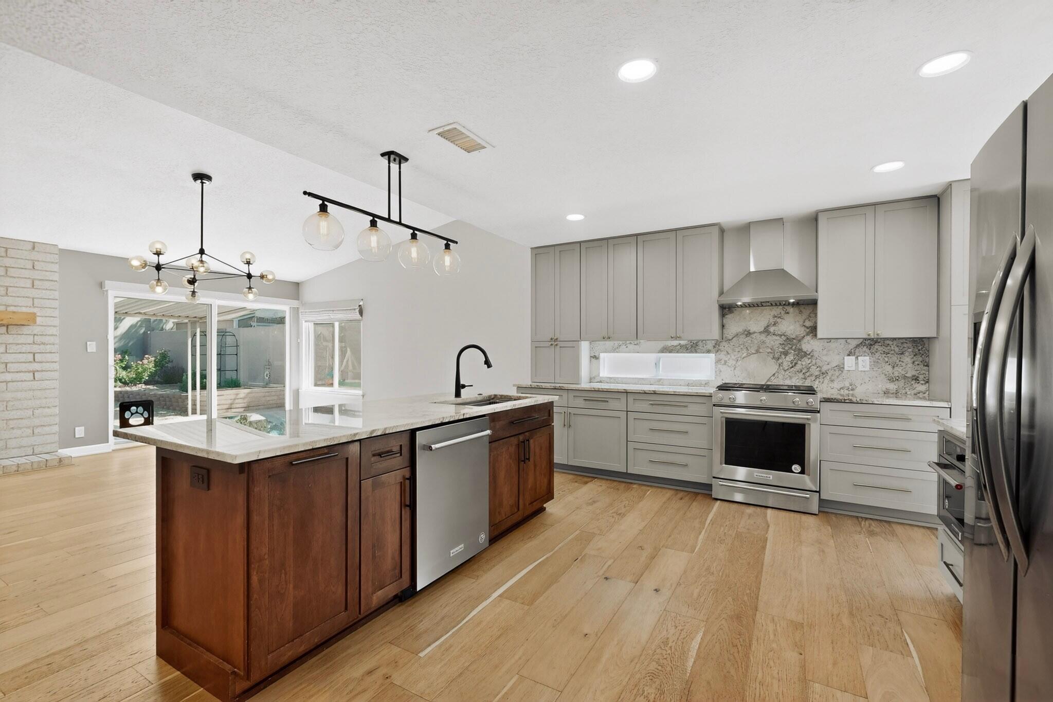 7013 Avenida La Costa NE