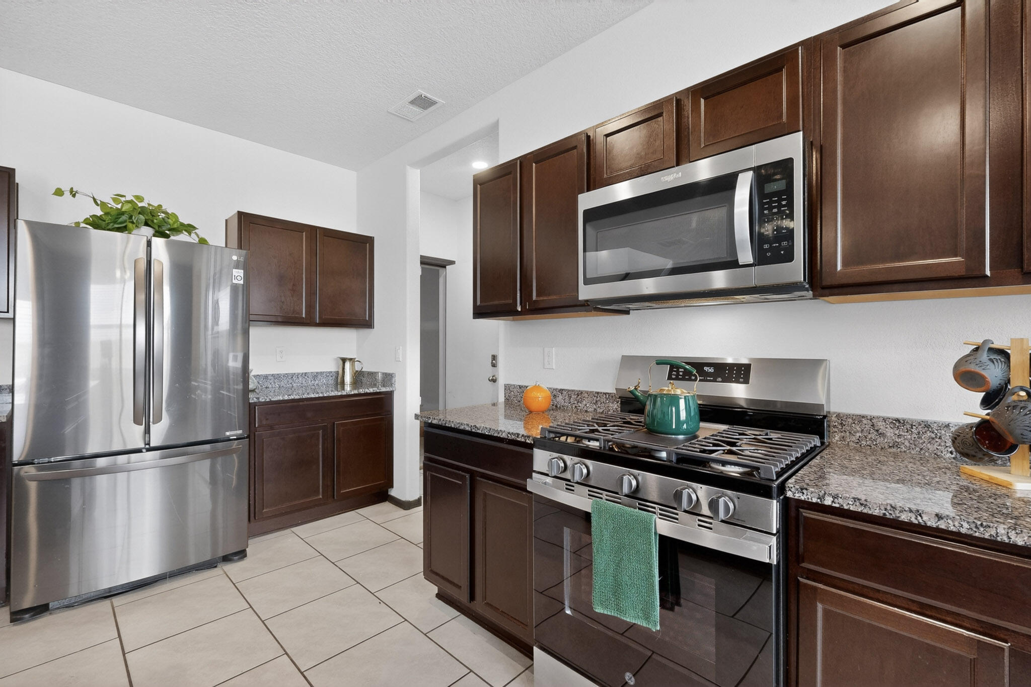 1838 Goldenflare Loop NE
