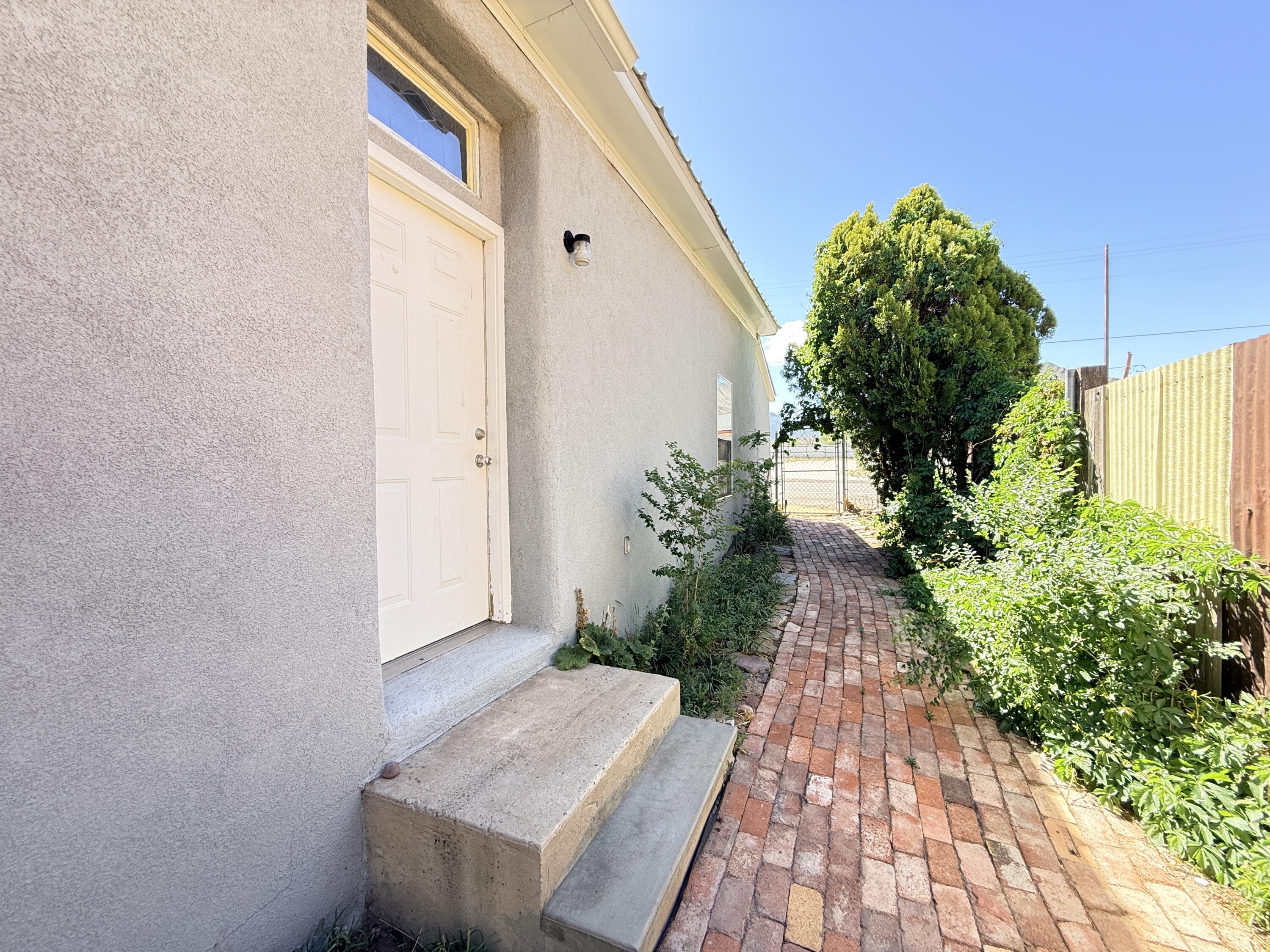 904 W 1st Street