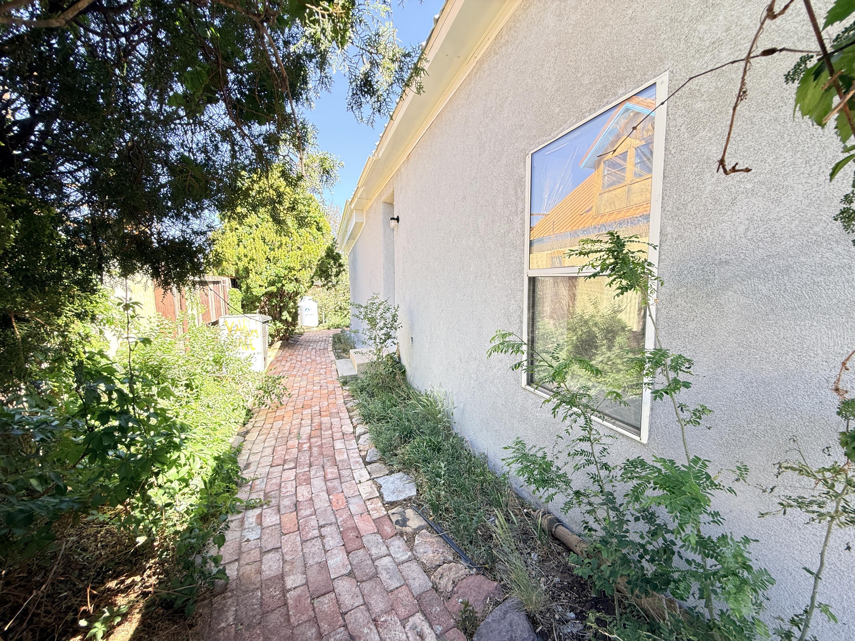 904 W 1st Street