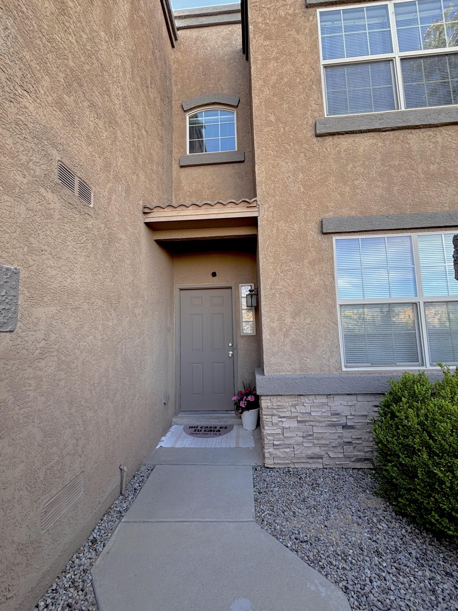 1901 Cortina Loop SE