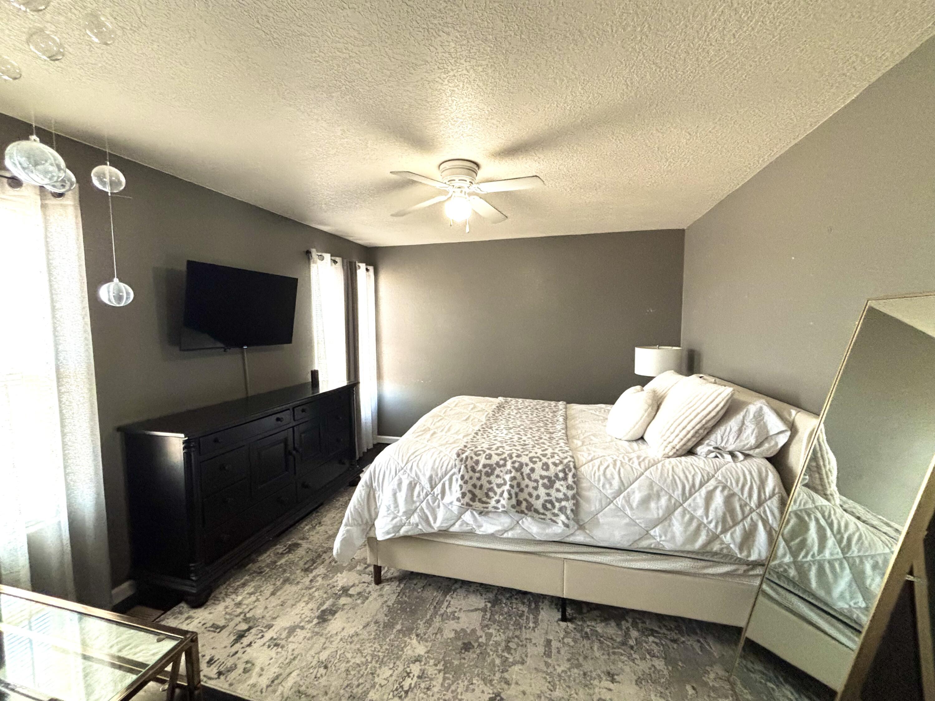 1901 Cortina Loop SE