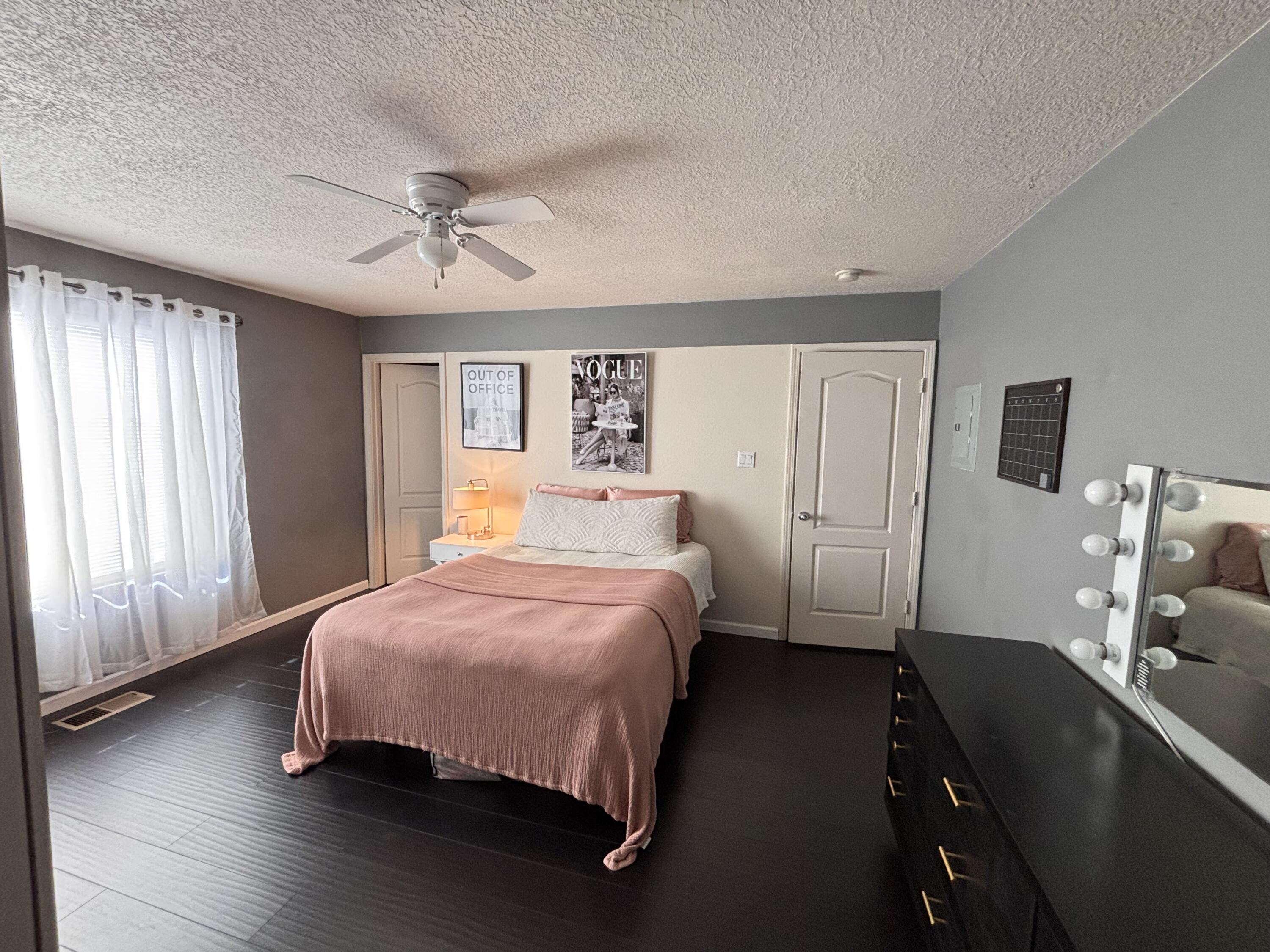 1901 Cortina Loop SE