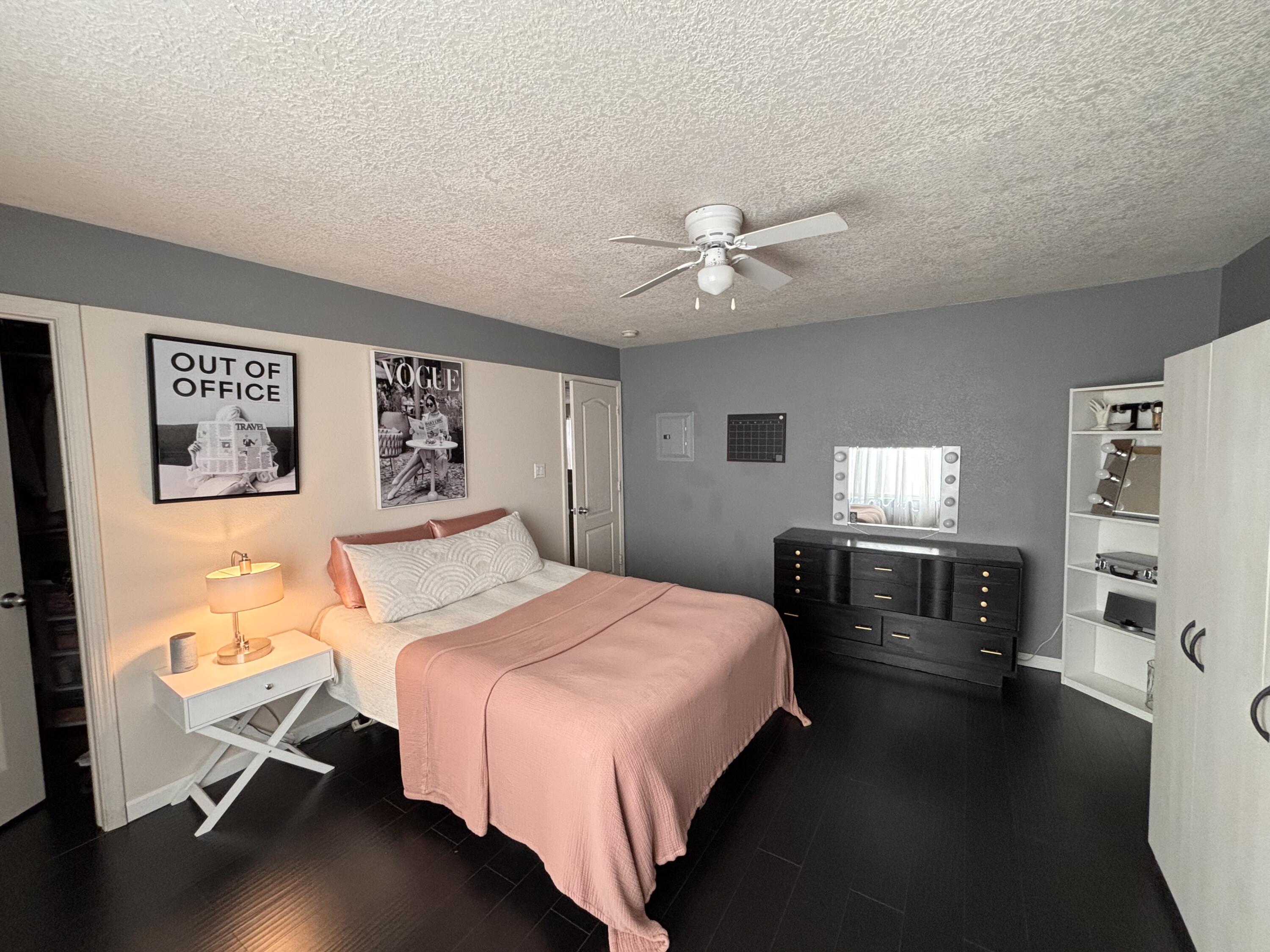 1901 Cortina Loop SE