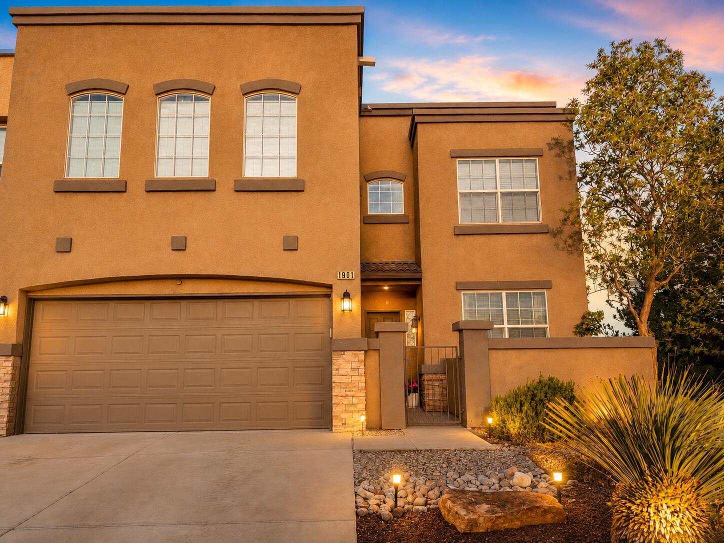 1901 Cortina Loop SE
