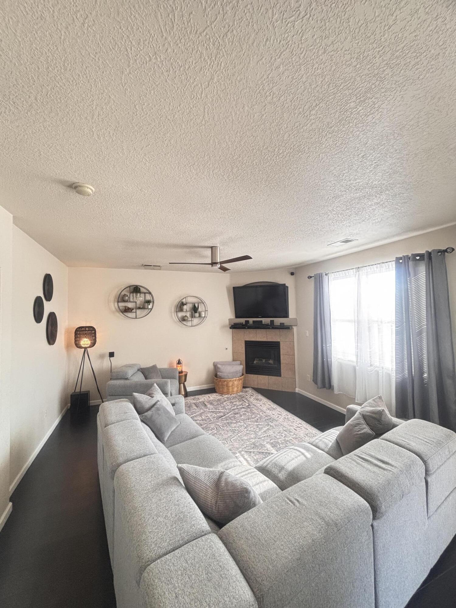 1901 Cortina Loop SE