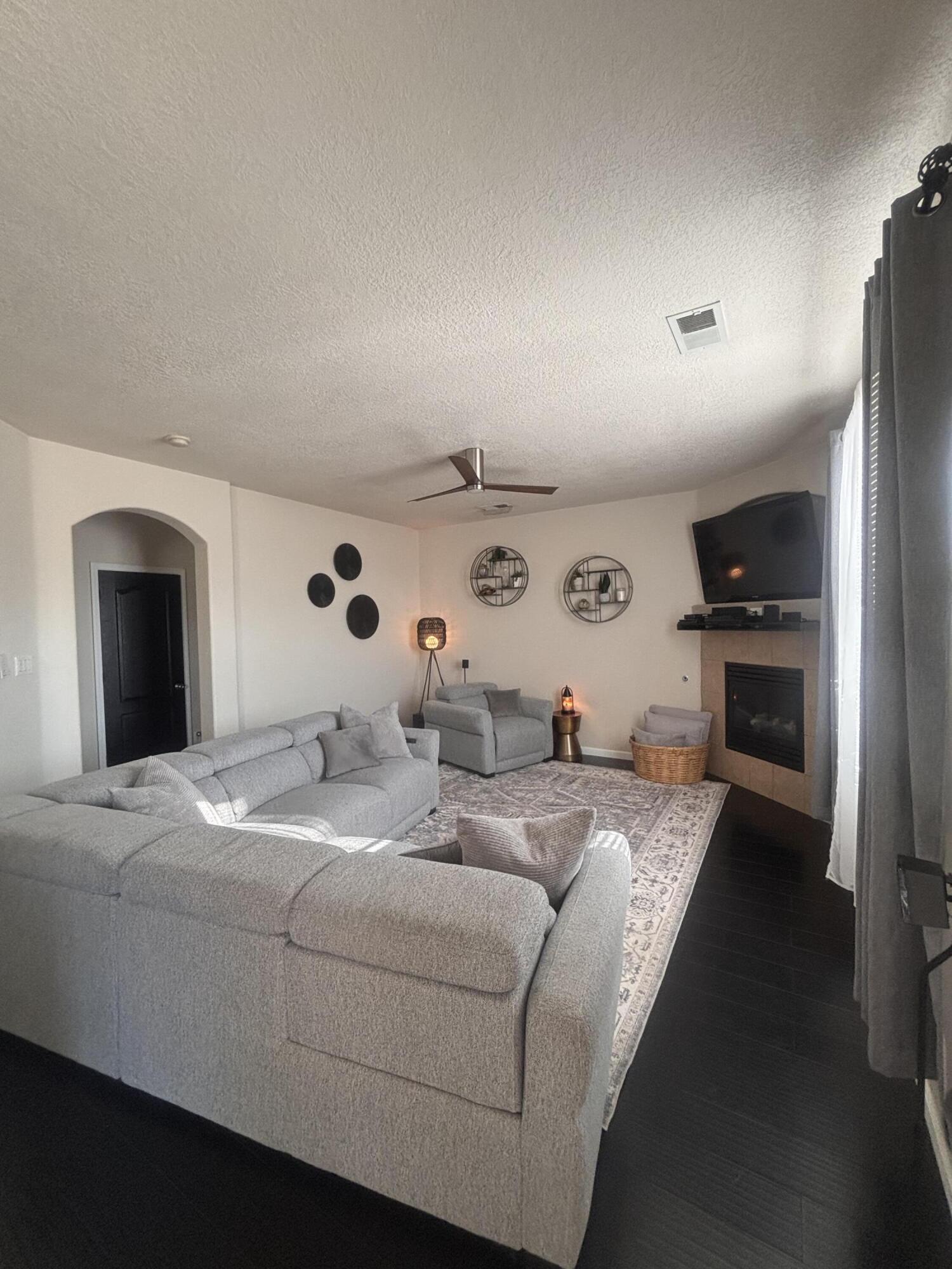 1901 Cortina Loop SE