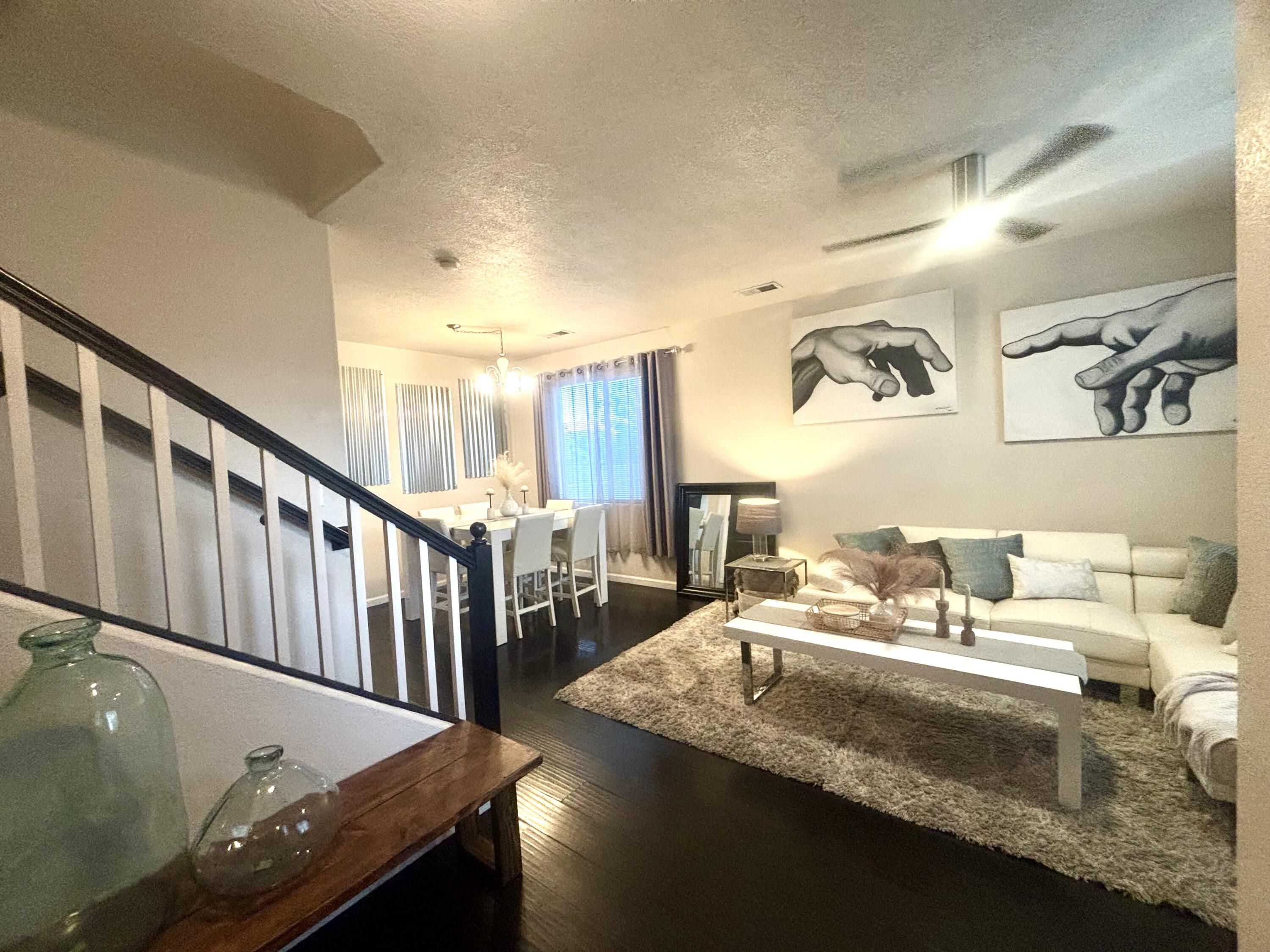 1901 Cortina Loop SE
