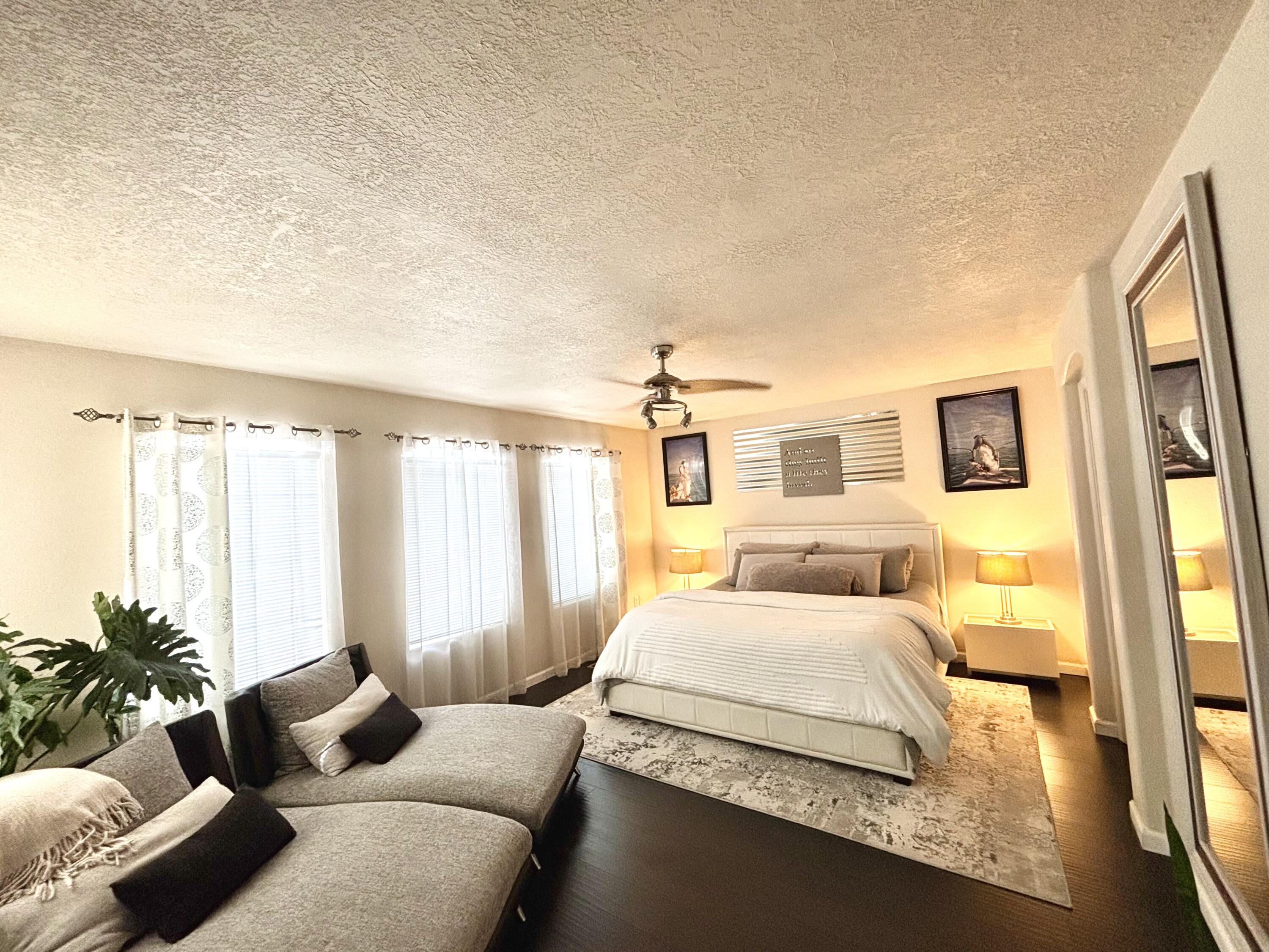 1901 Cortina Loop SE