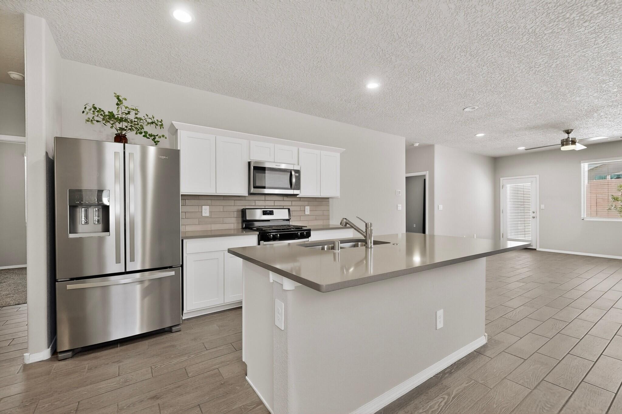 909 Tazanita Loop SE