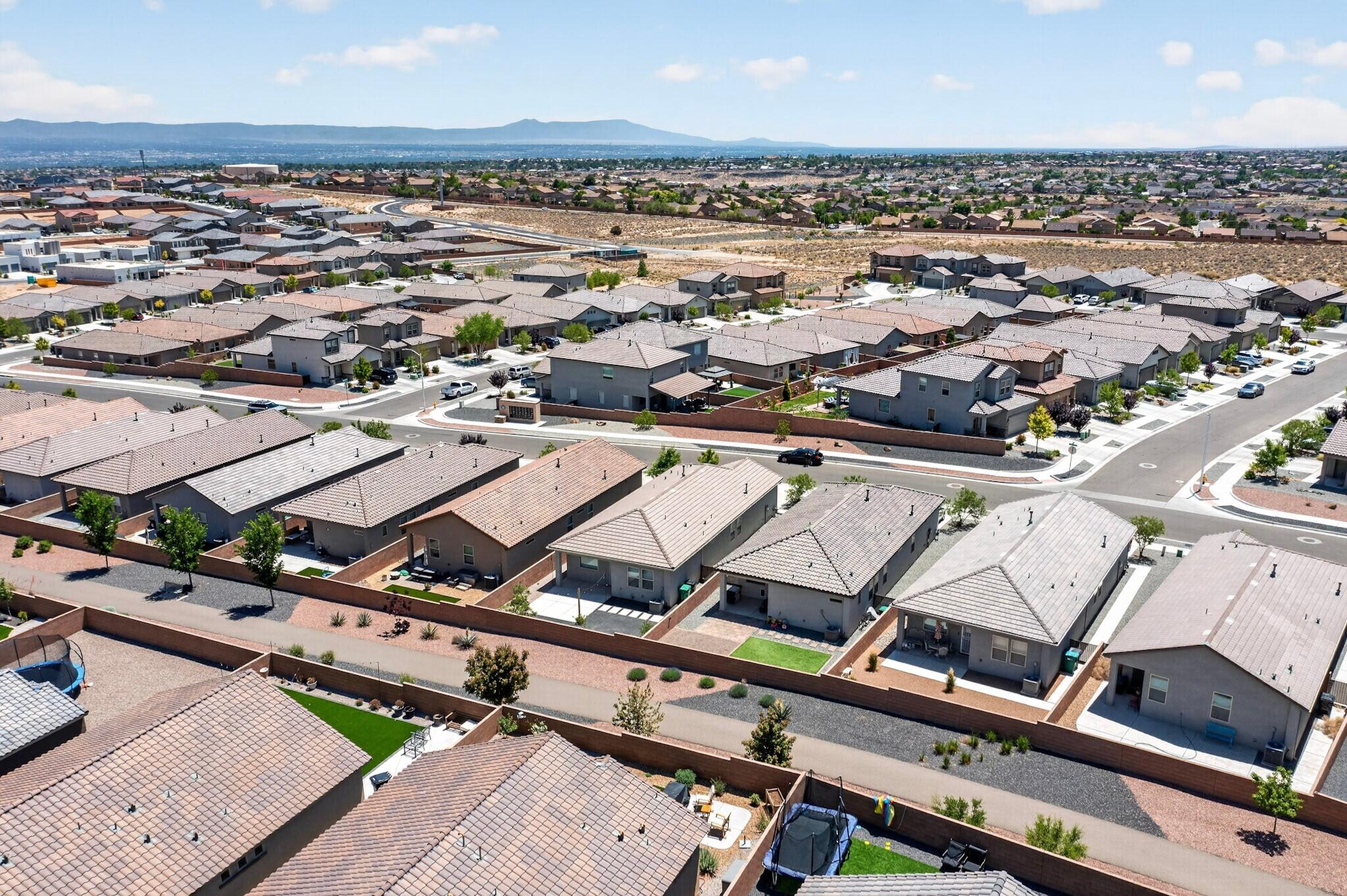 909 Tazanita Loop SE