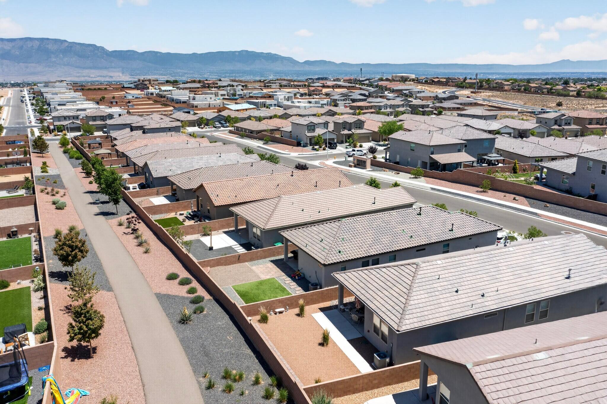 909 Tazanita Loop SE