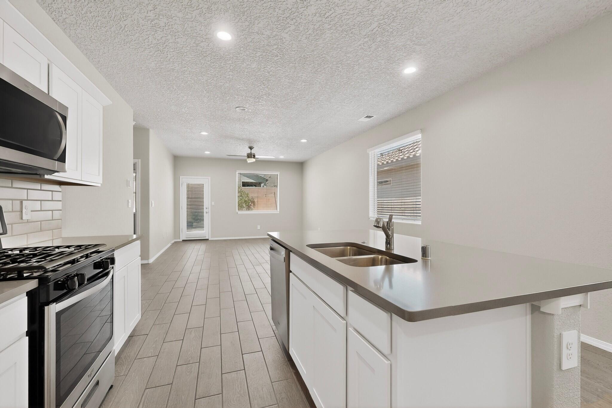 909 Tazanita Loop SE