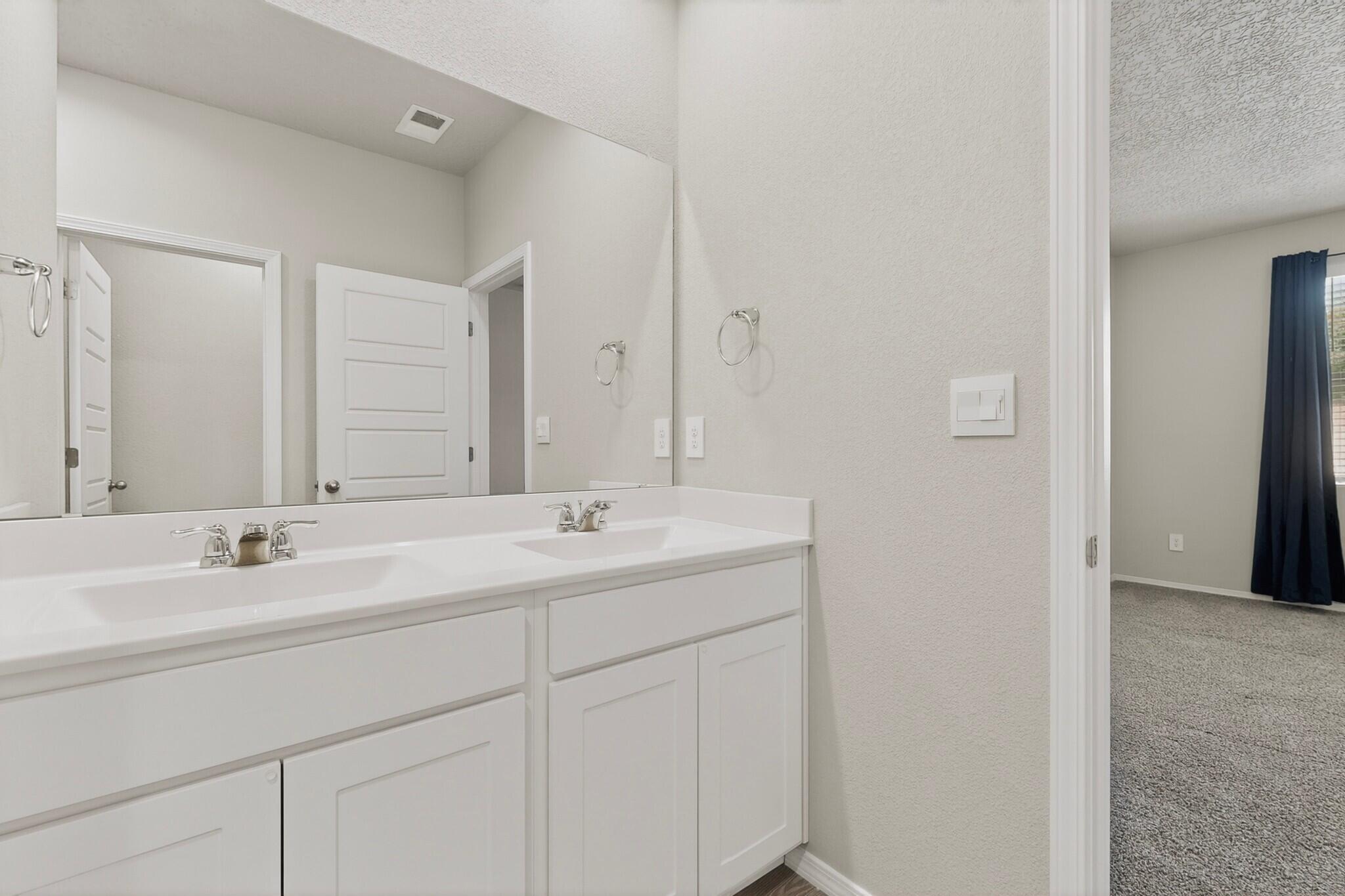909 Tazanita Loop SE