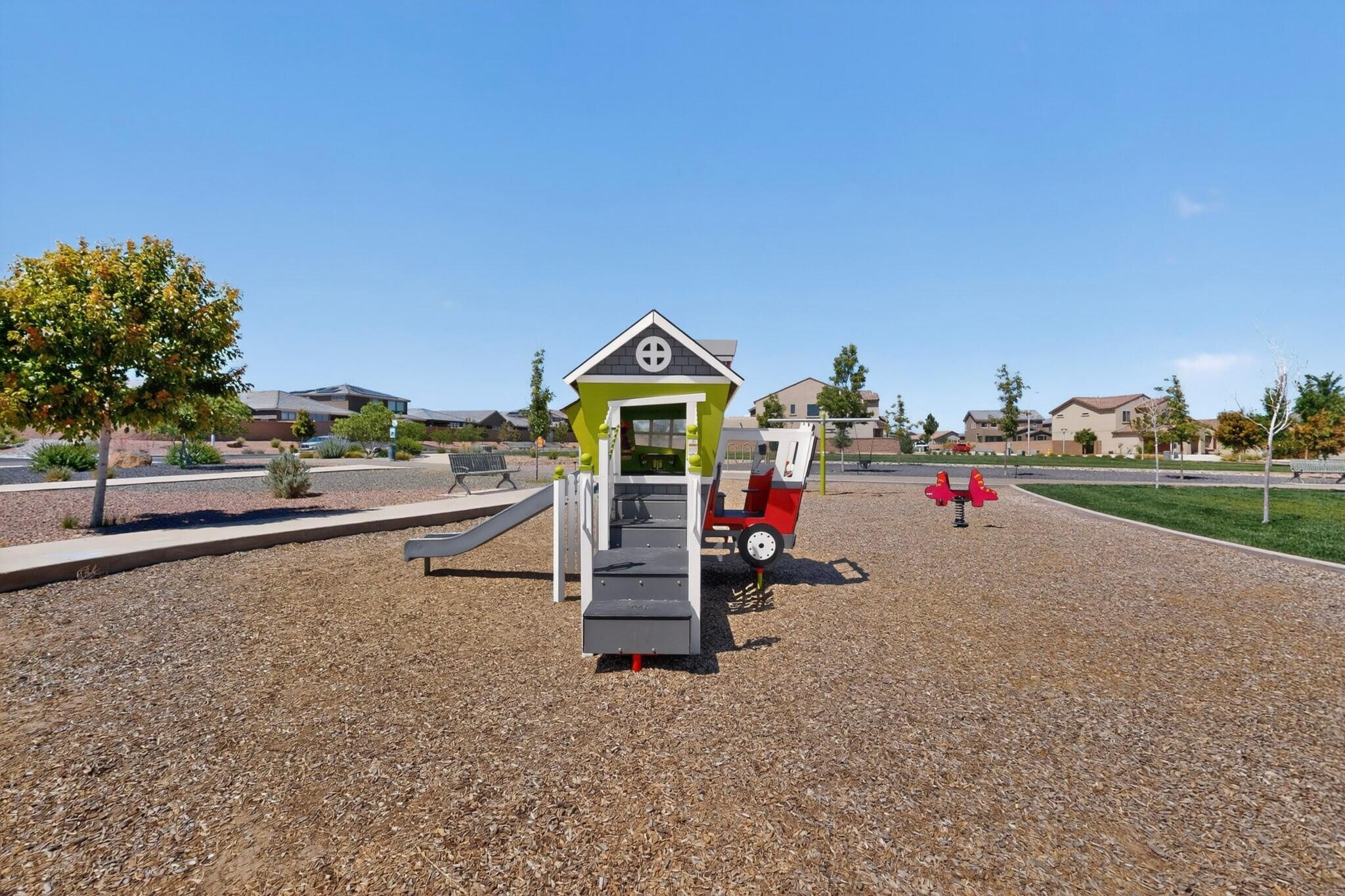 909 Tazanita Loop SE