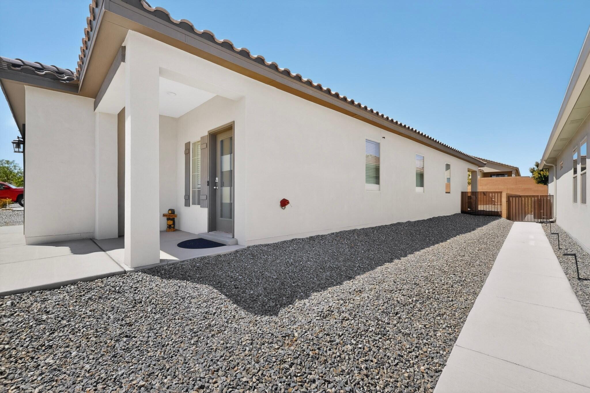 909 Tazanita Loop SE