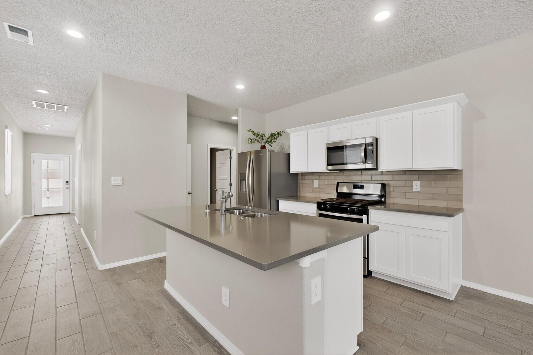 909 Tazanita Loop SE