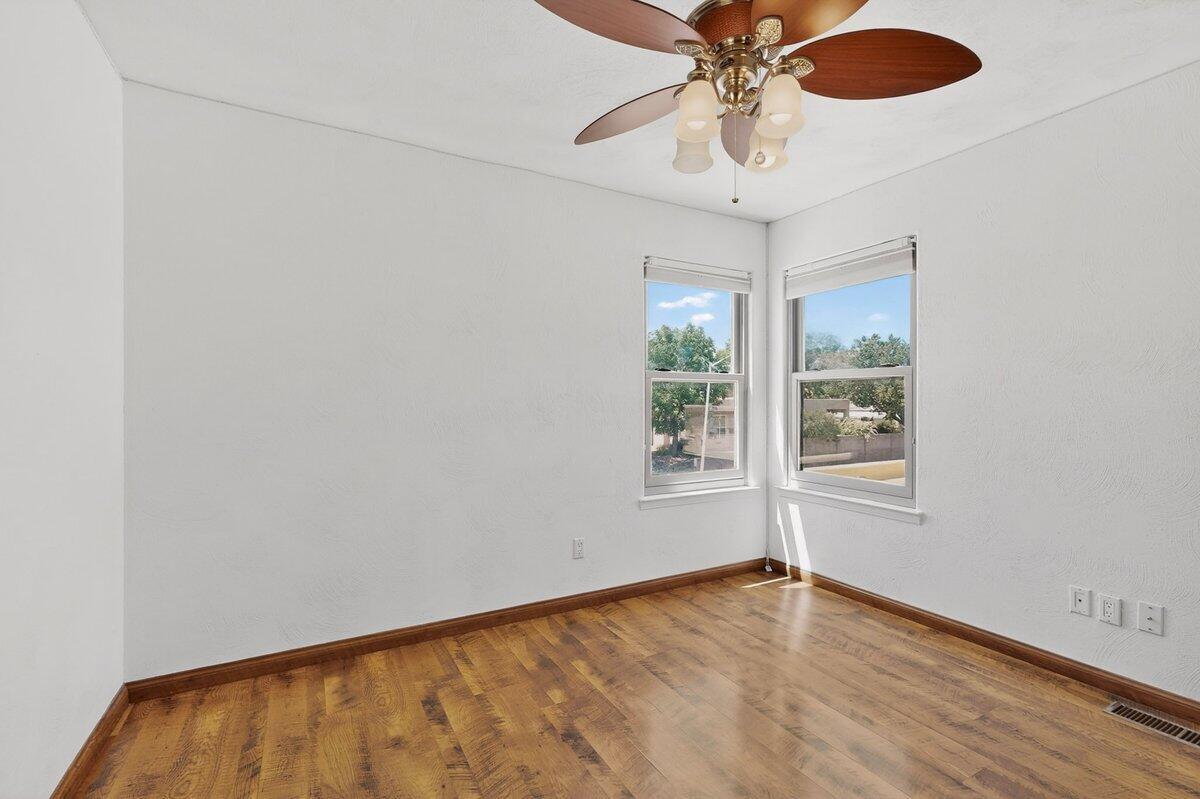 9633 De Vargas Loop NE