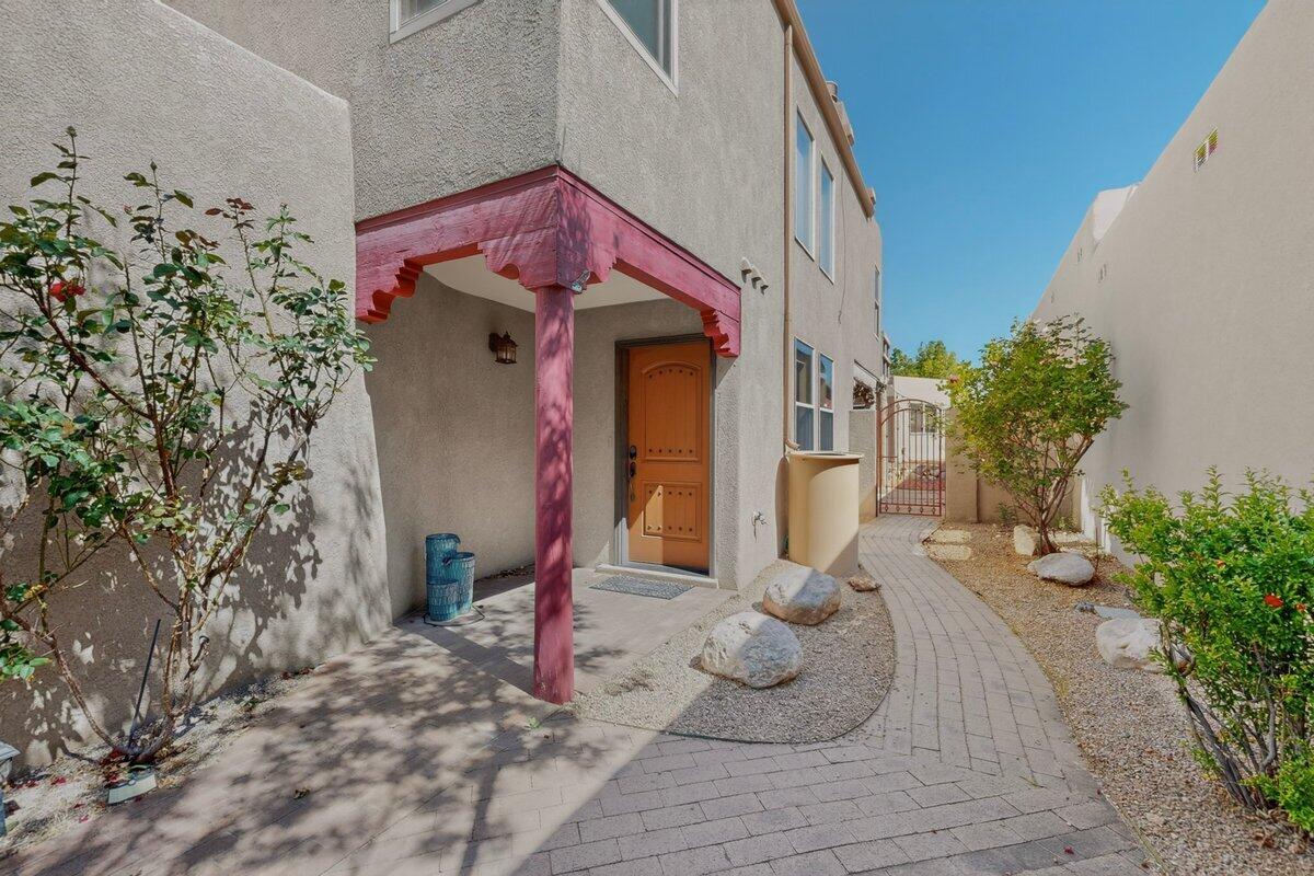 9633 De Vargas Loop NE