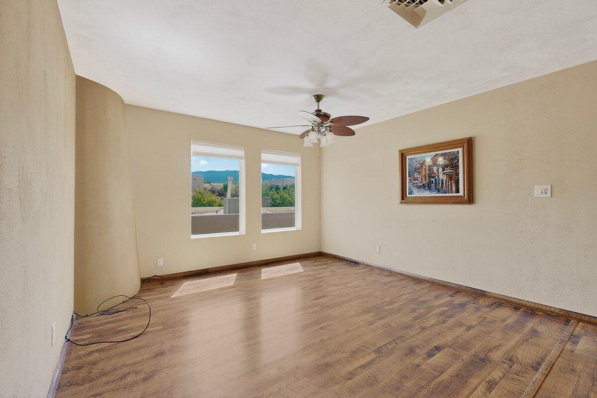 9633 De Vargas Loop NE