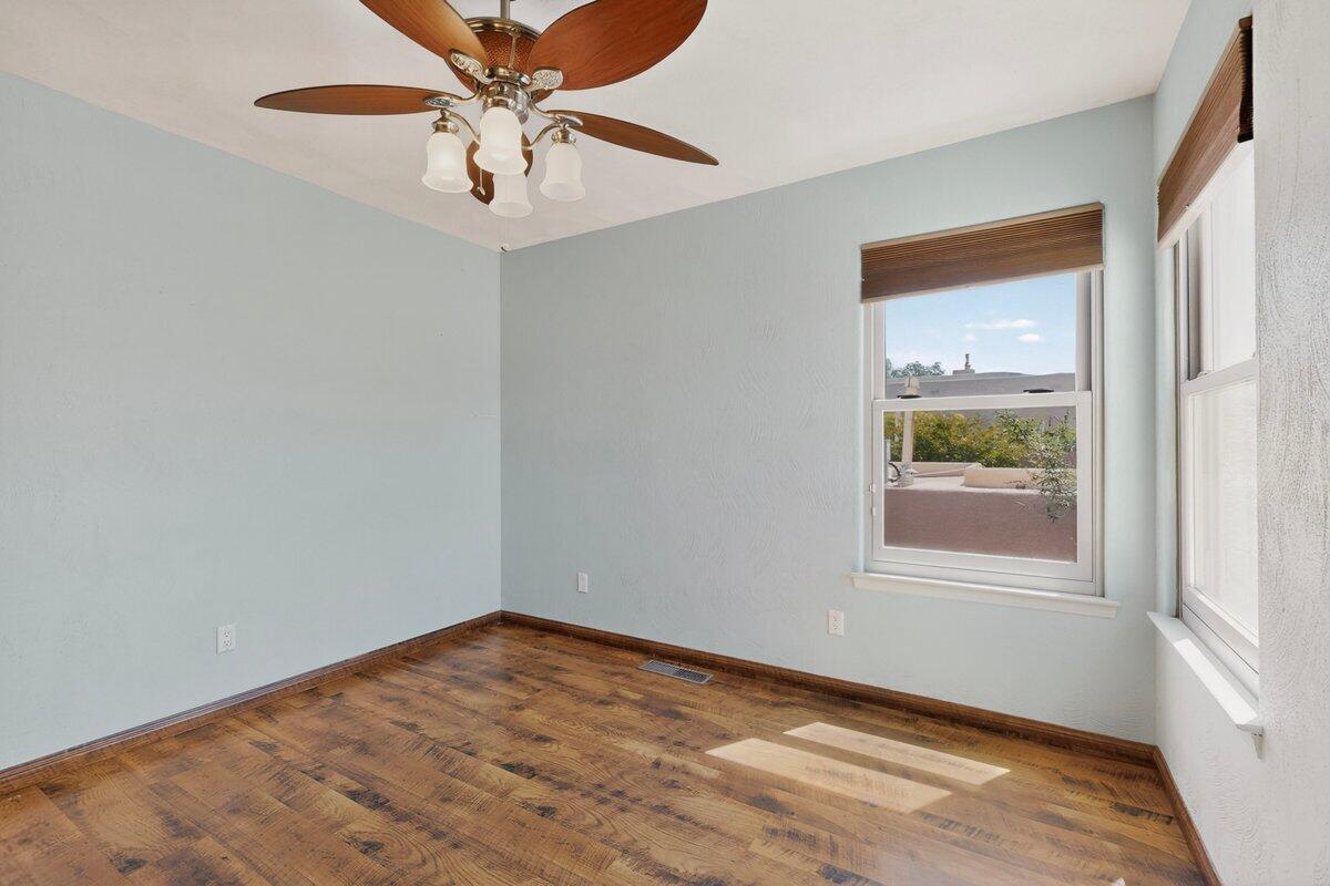 9633 De Vargas Loop NE