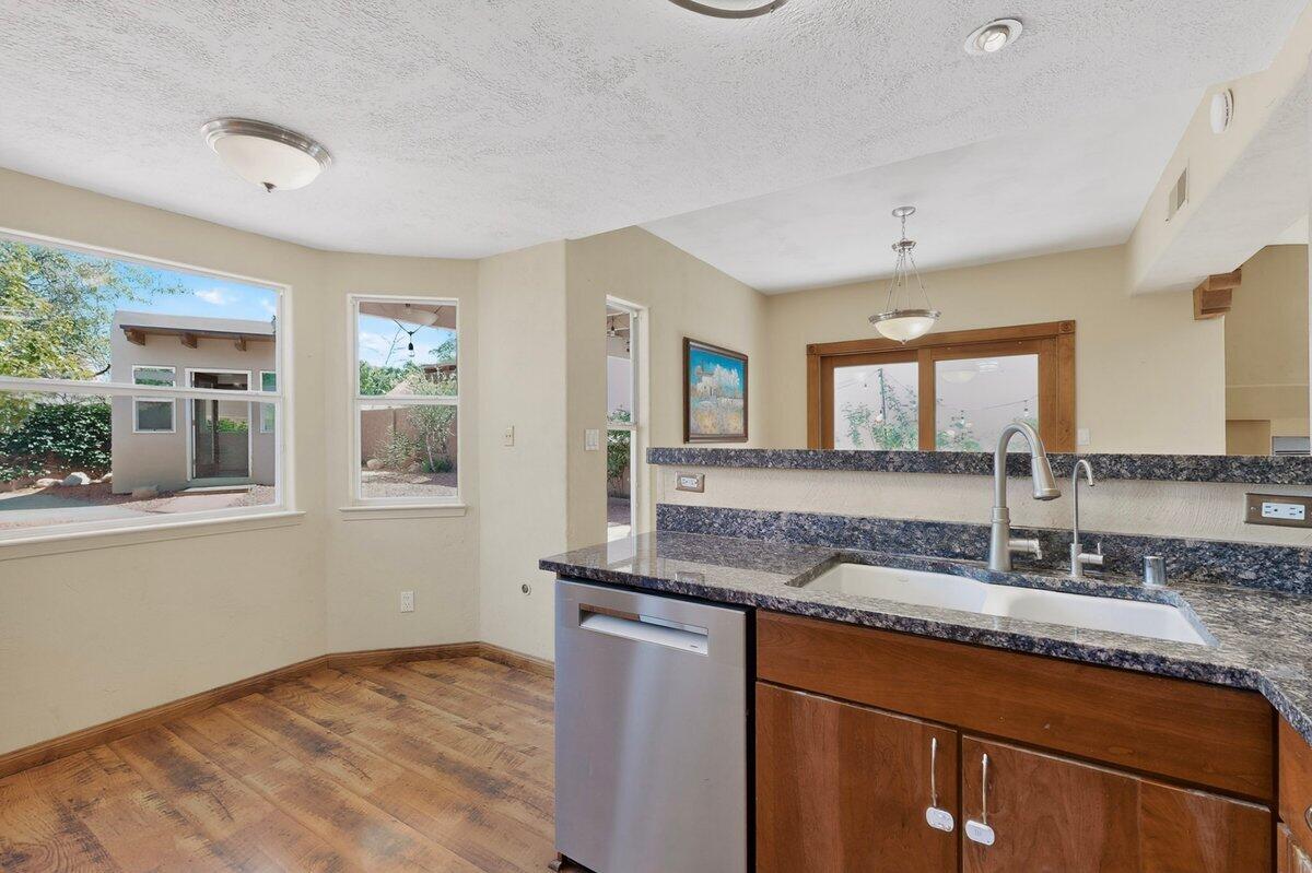 9633 De Vargas Loop NE