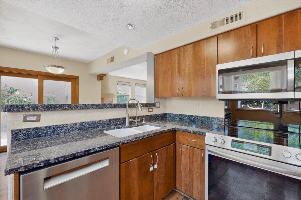 9633 De Vargas Loop NE