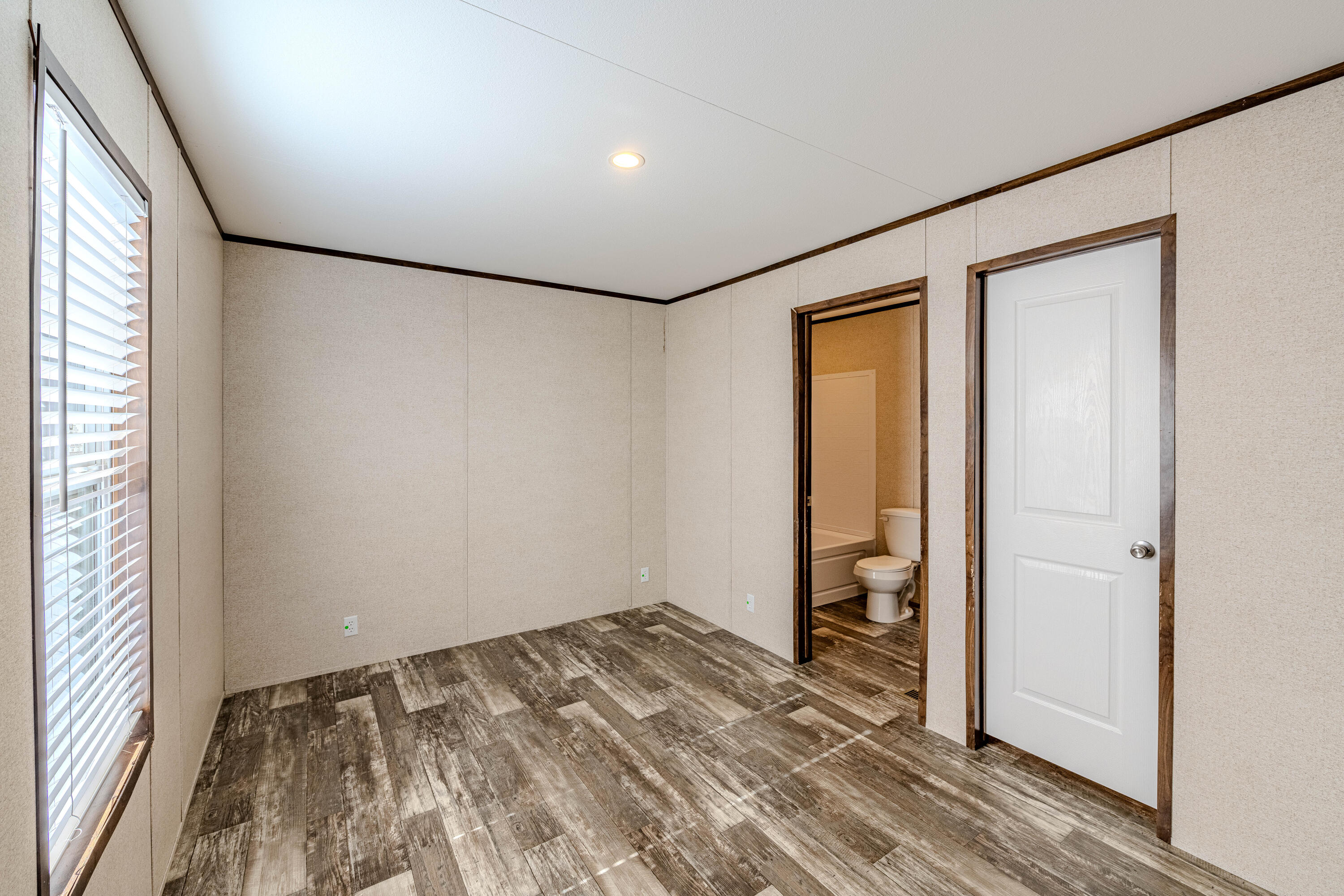 300 Moon Street SE 14
