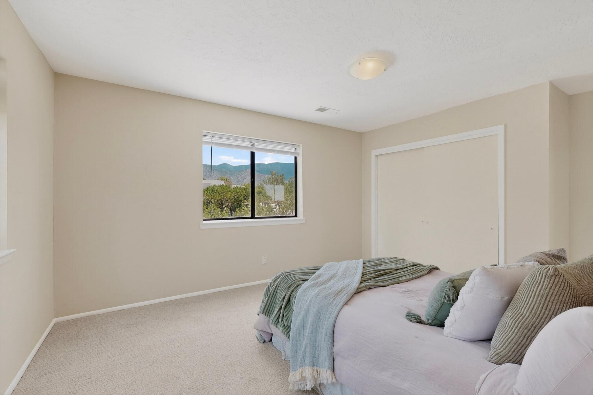 984 Lynx Loop NE