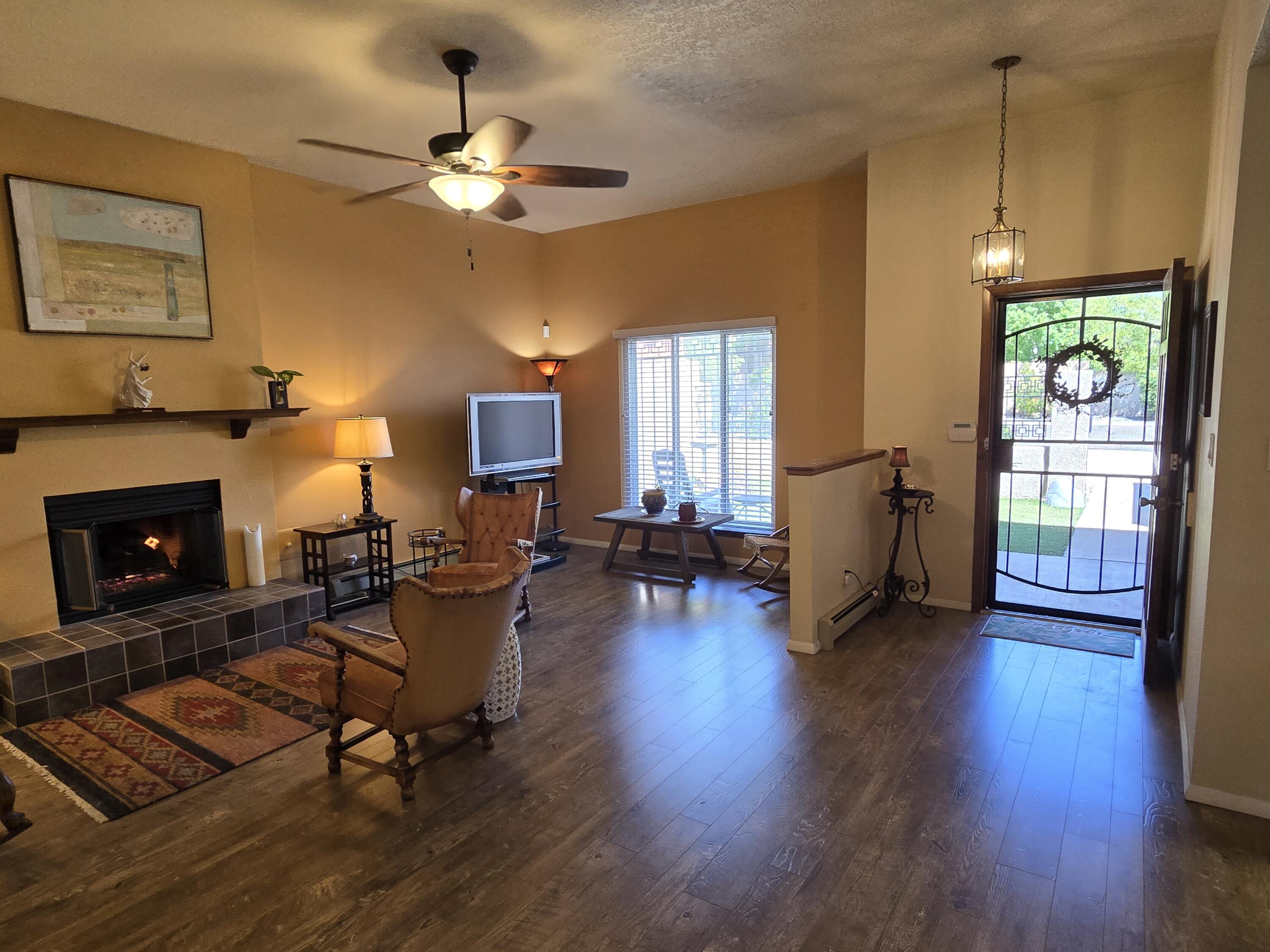 6605 Casa Loma NE