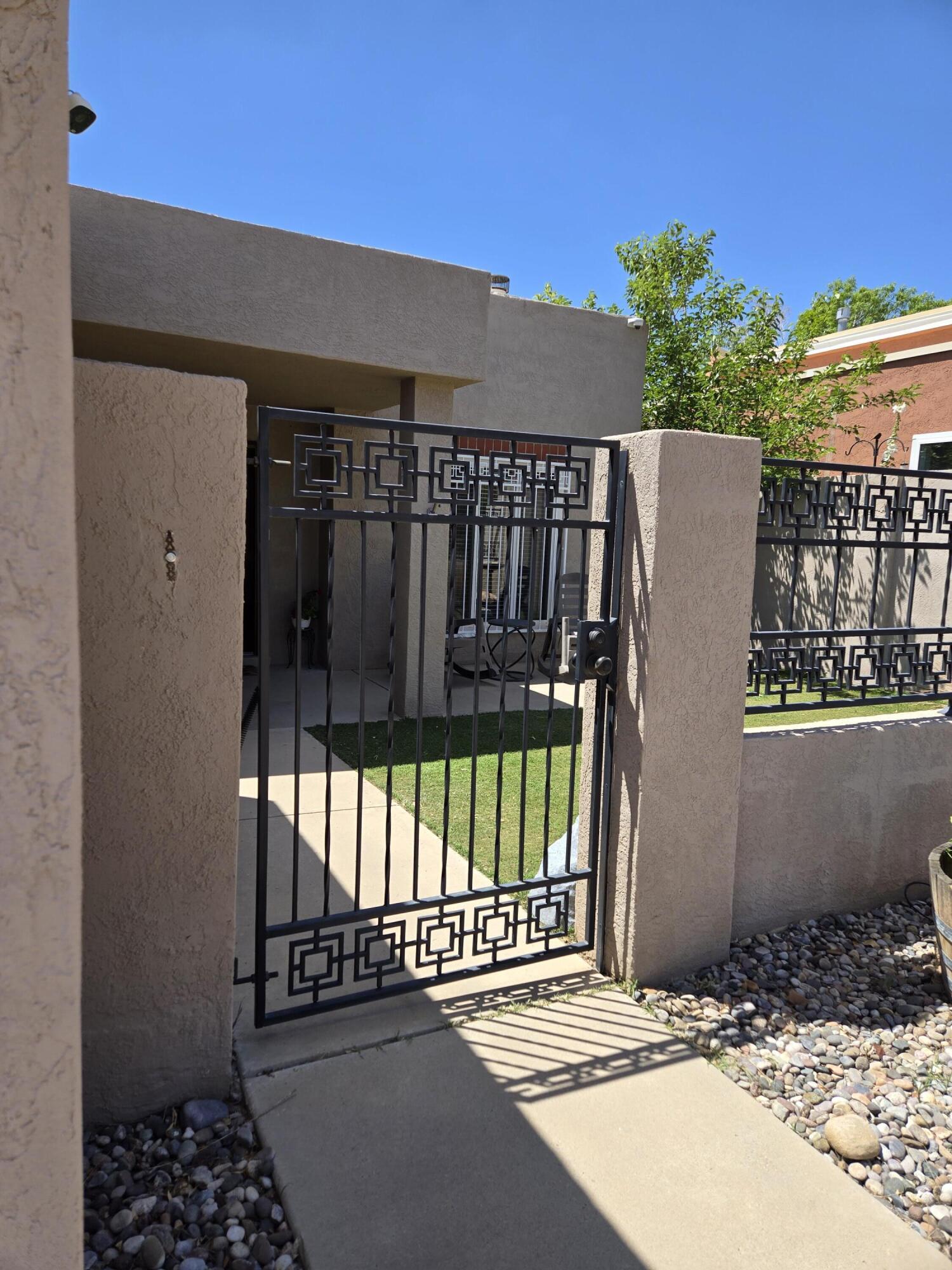 6605 Casa Loma NE
