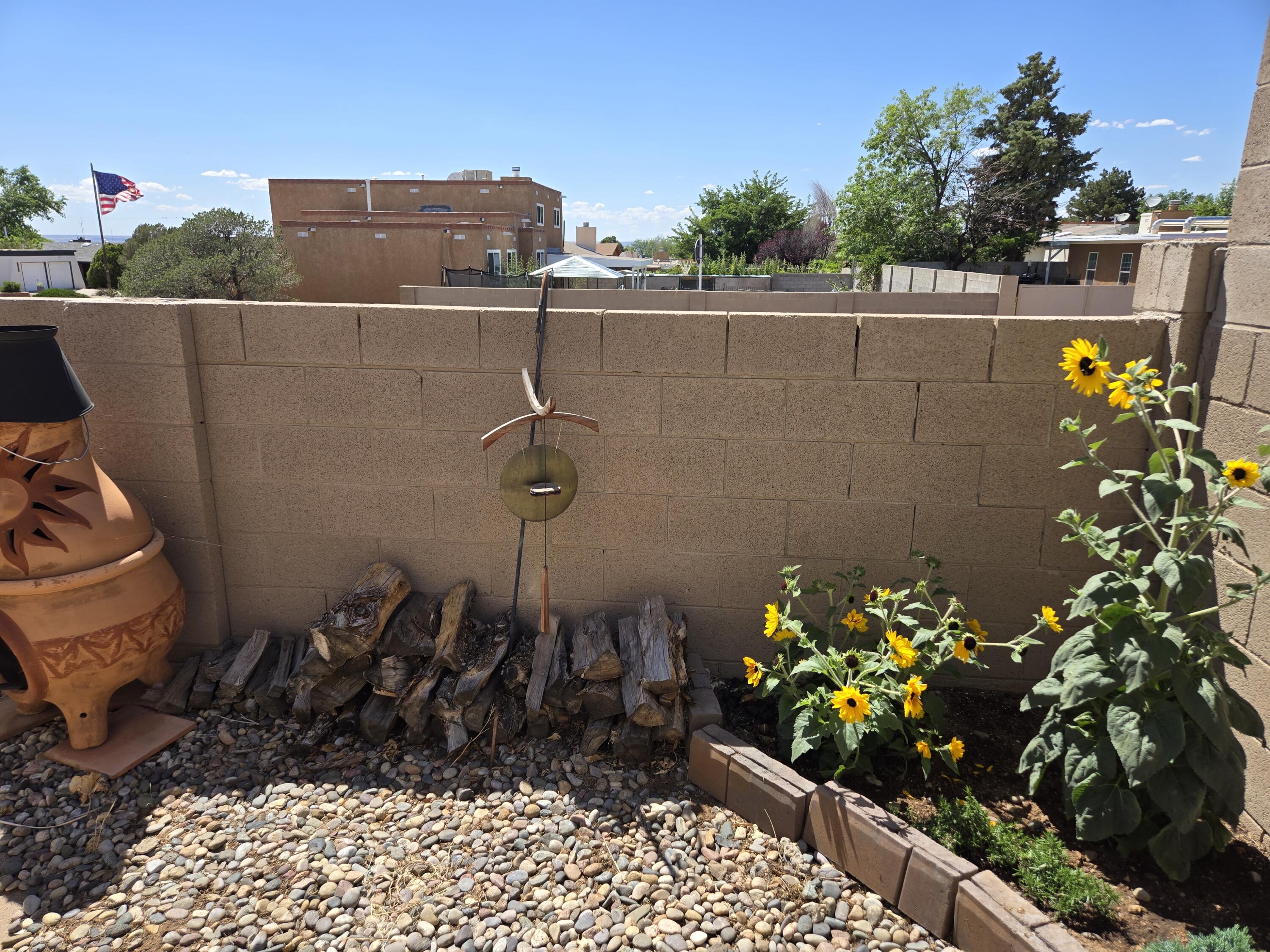 6605 Casa Loma NE