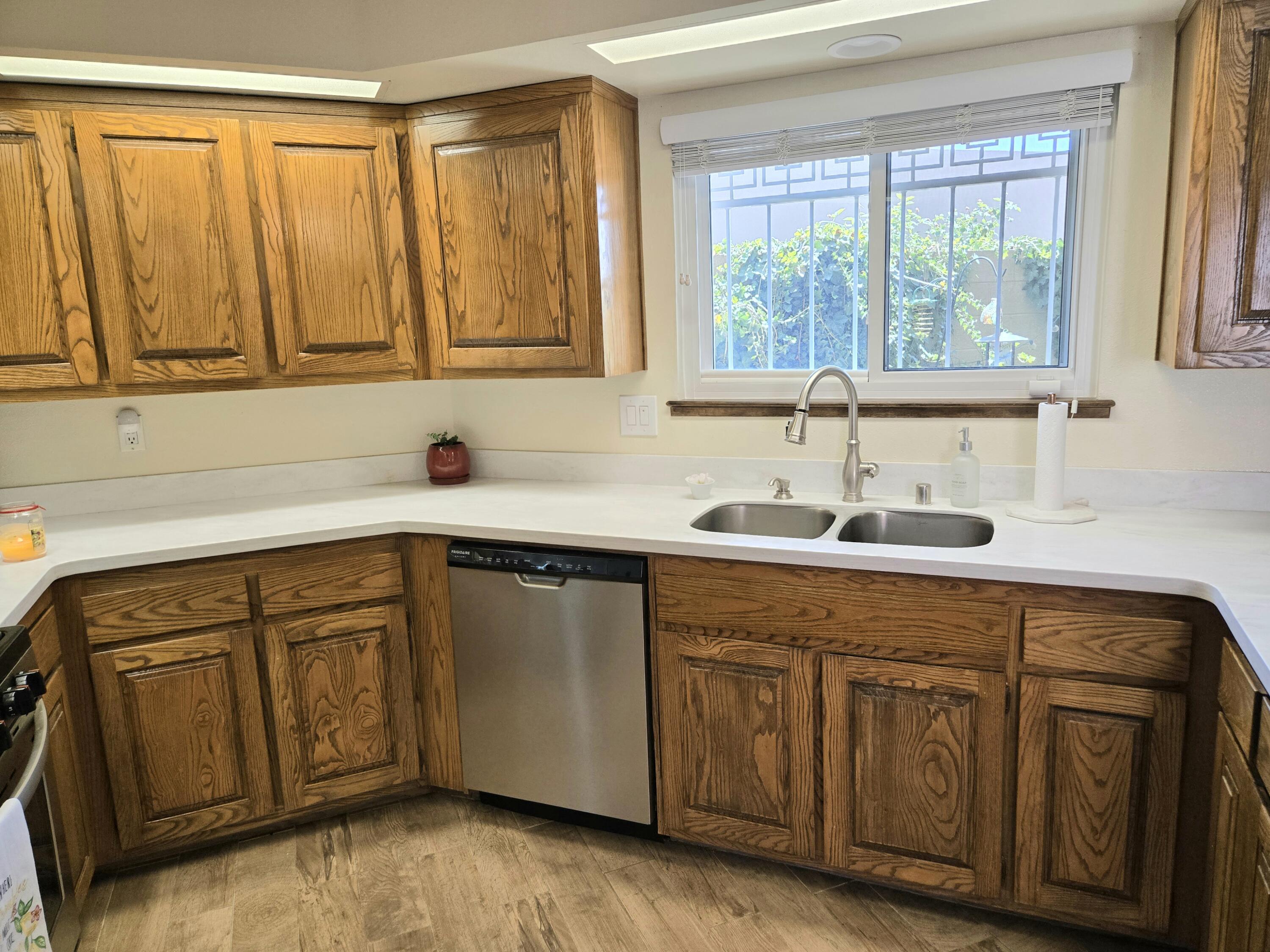 6605 Casa Loma NE